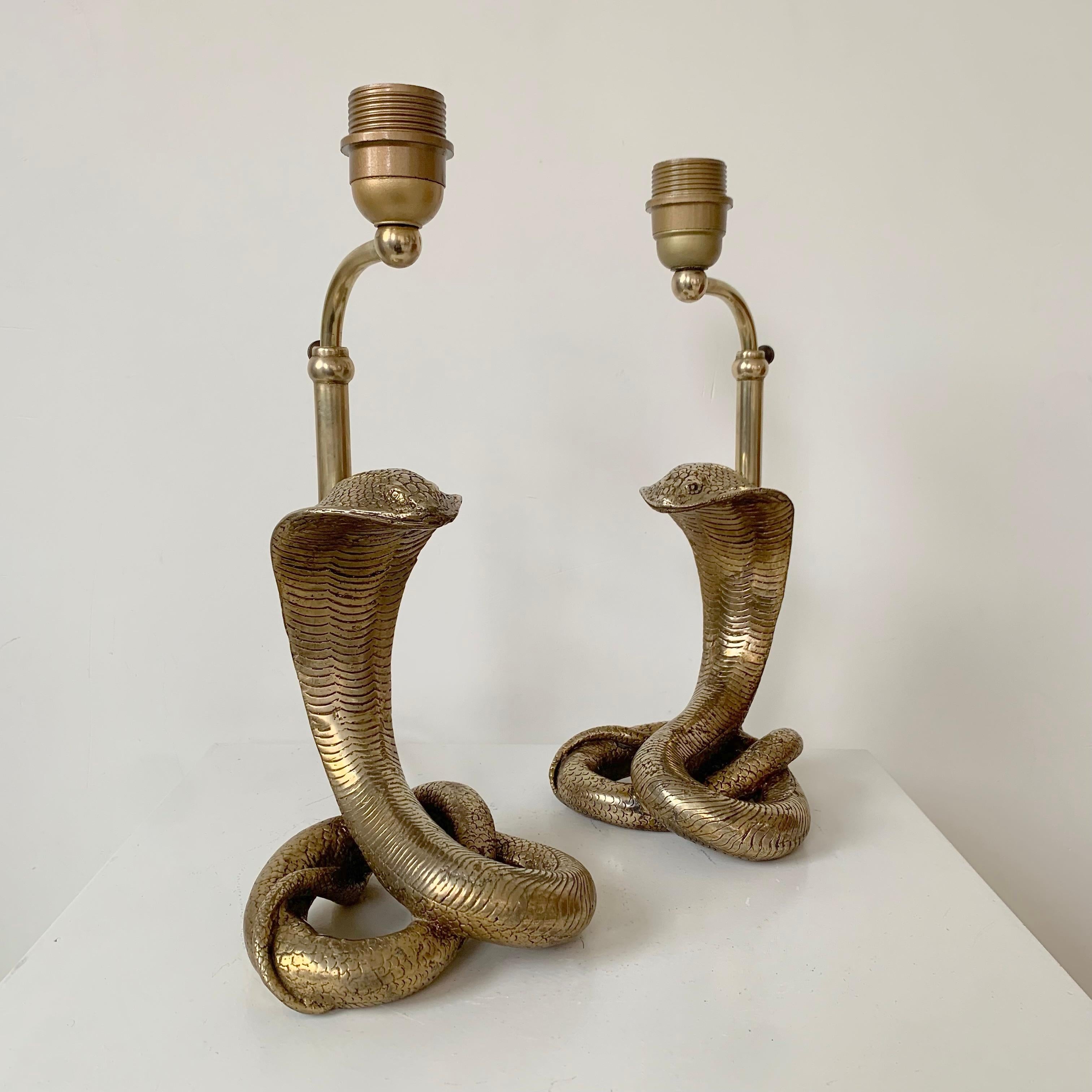 Sehr schönes dekoratives Paar Cobra Tischlampen, um 1970, Italien.
Poliertes Messing. 
Die Höhe des Schirms ist einstellbar.
Abmessungen: H.30 cm ohne Sockel, 15 cm B, 15 cm T.
Alle Käufe sind durch unsere Käuferschutzgarantie abgedeckt.
Dieser