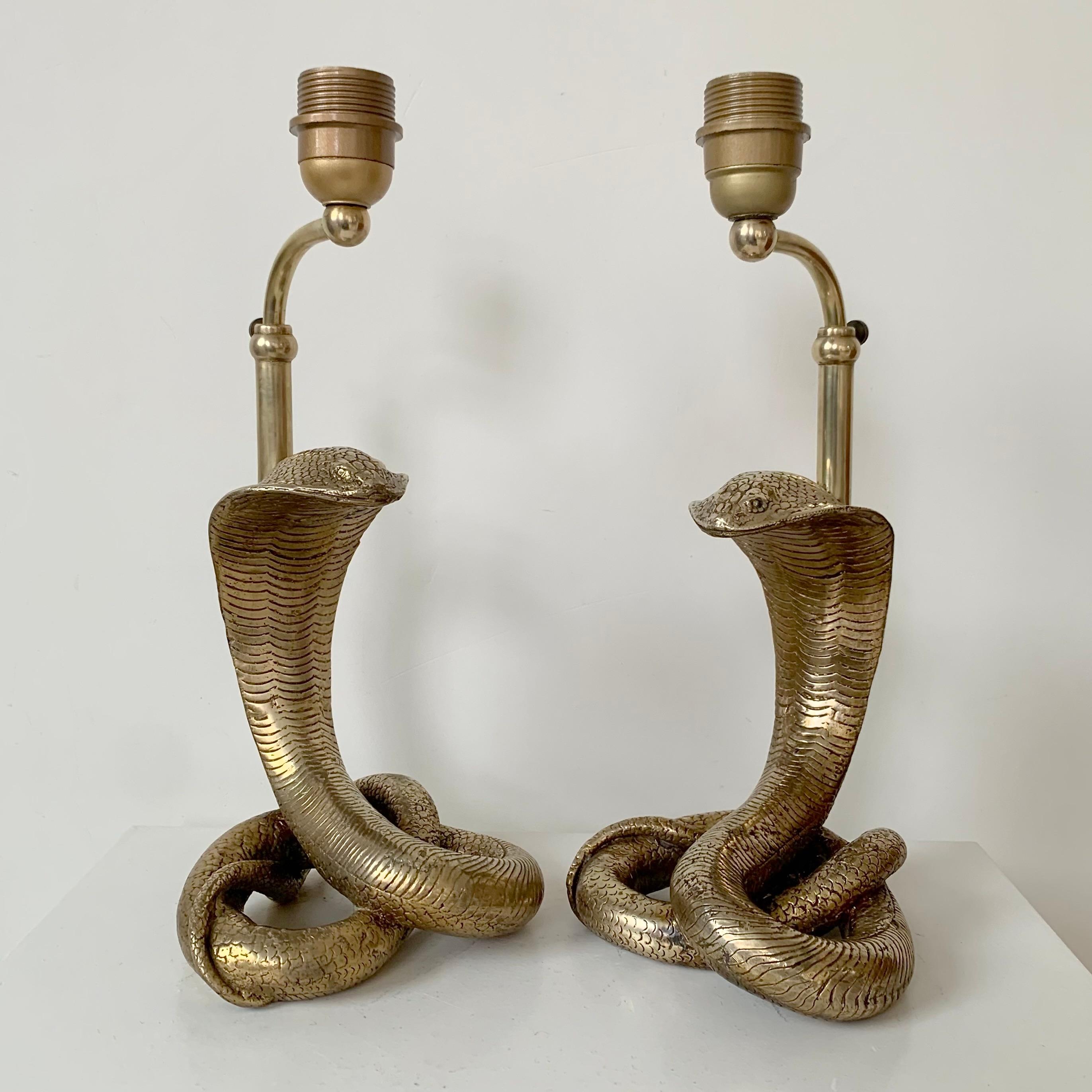 Paar Cobra-Tischlampen aus Messing, um 1970, Frankreich (Moderne der Mitte des Jahrhunderts) im Angebot
