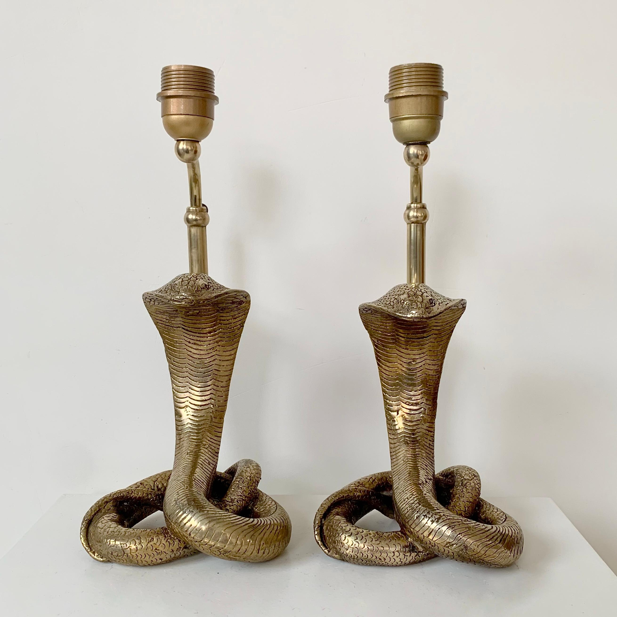 Paar Cobra-Tischlampen aus Messing, um 1970, Frankreich (Französisch) im Angebot