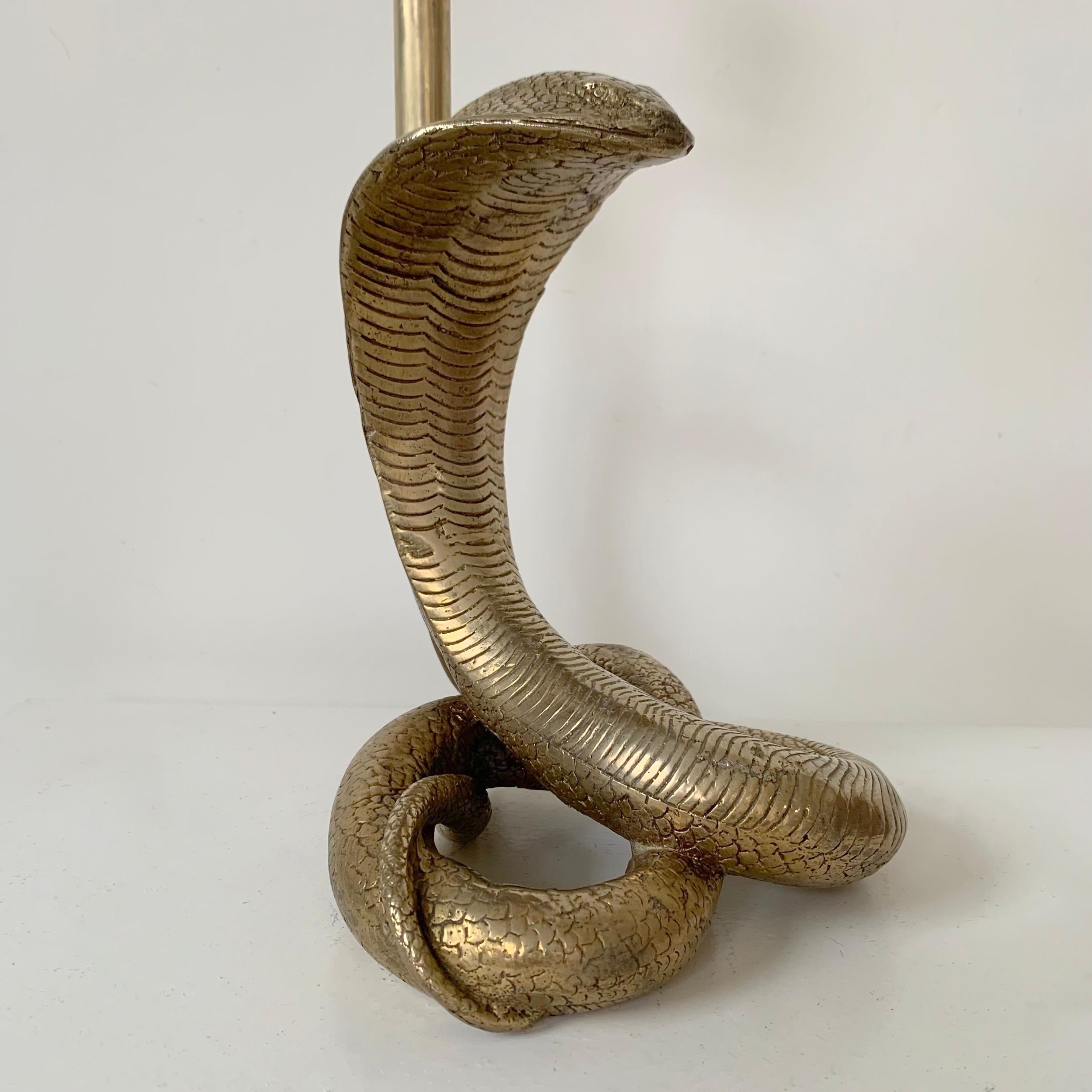 Paar Cobra-Tischlampen aus Messing, um 1970, Frankreich (Poliert) im Angebot