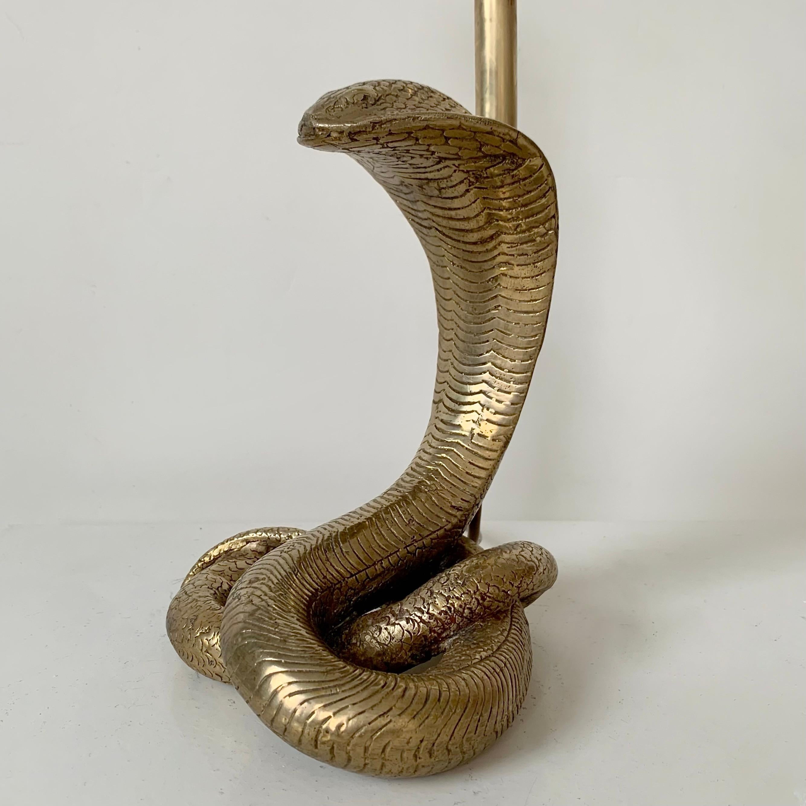 Paar Cobra-Tischlampen aus Messing, um 1970, Frankreich im Zustand „Gut“ im Angebot in Brussels, BE