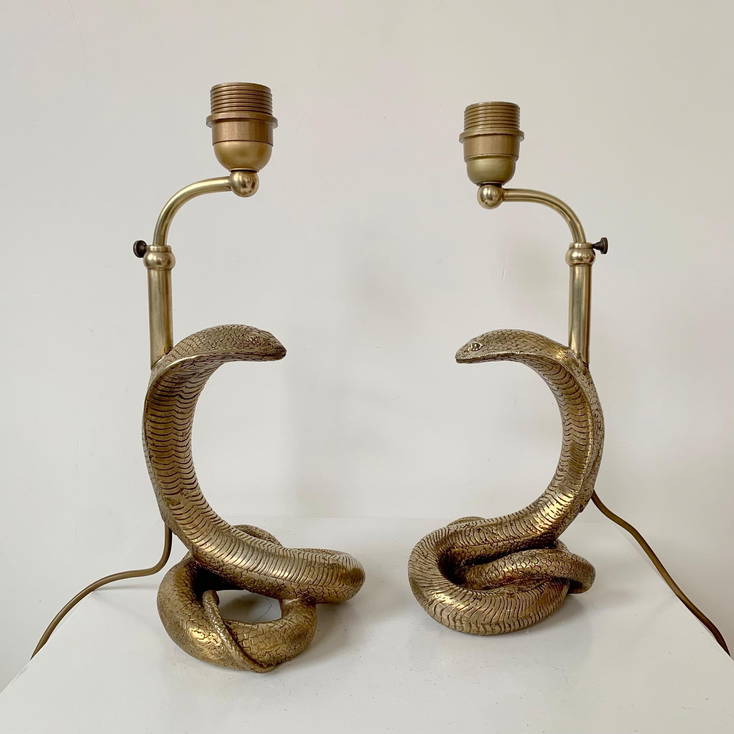 Paar Cobra-Tischlampen aus Messing, um 1970, Frankreich (Ende des 20. Jahrhunderts) im Angebot