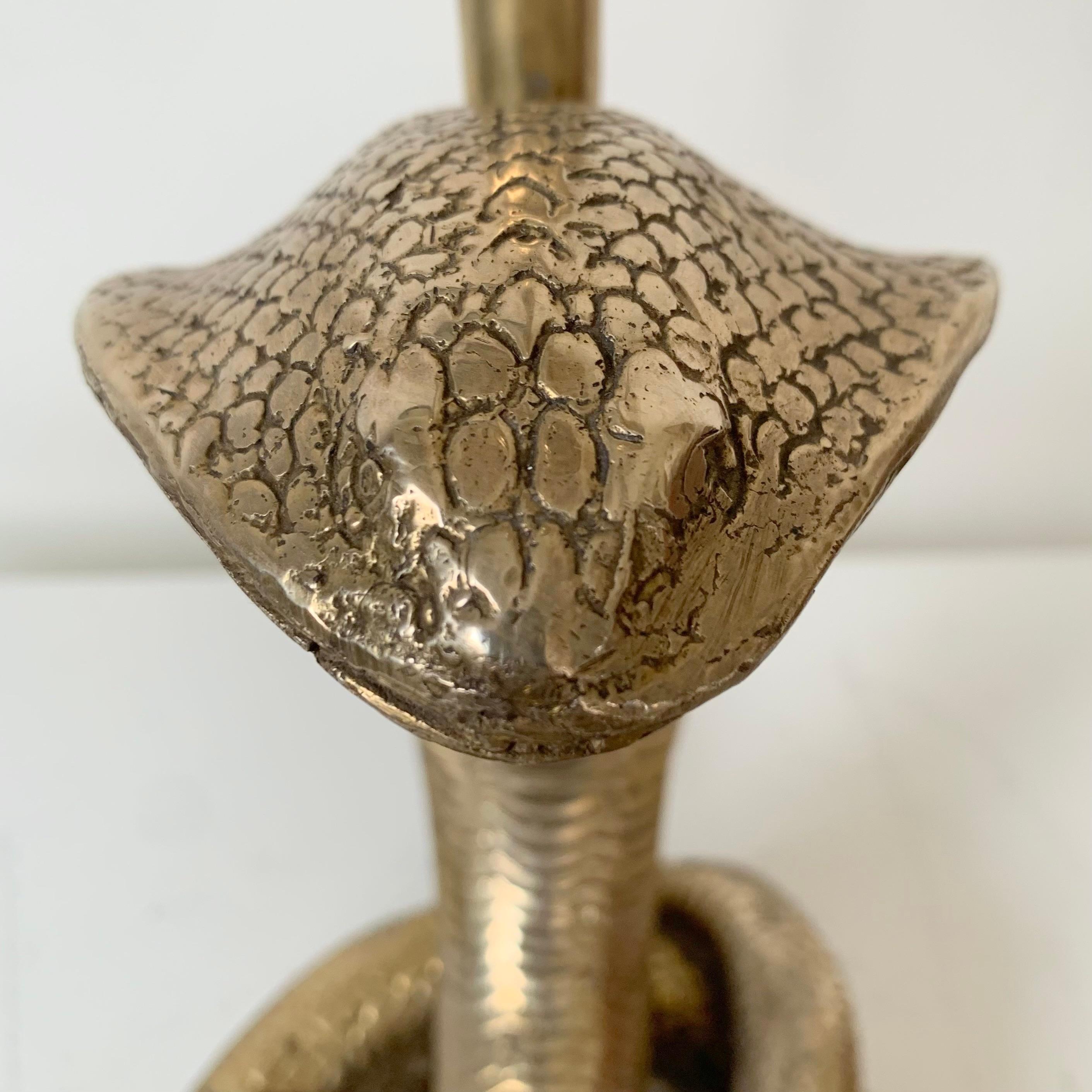 Paar Cobra-Tischlampen aus Messing, um 1970, Frankreich im Angebot 1