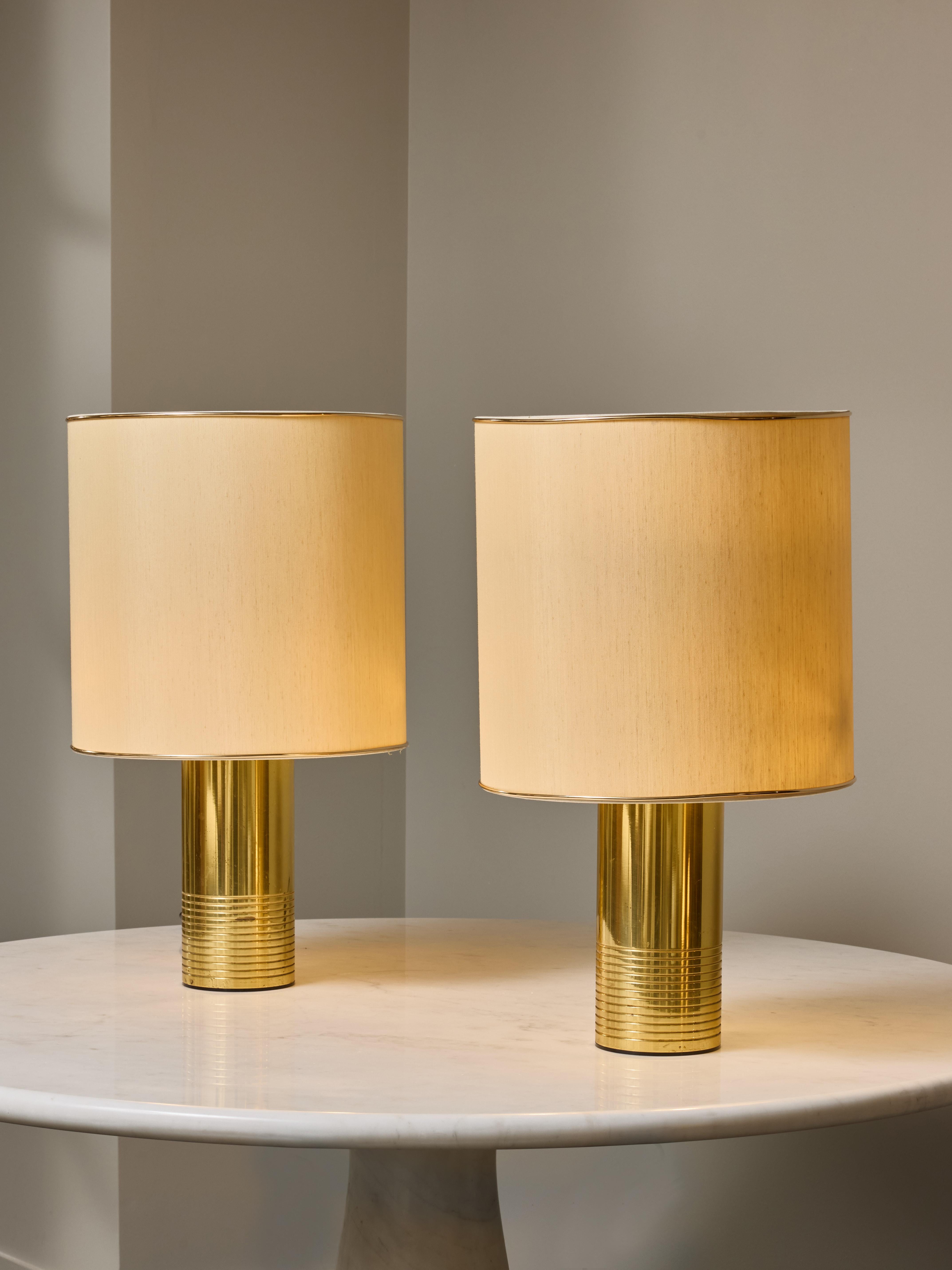 Mid-Century Modern Paire de lampes cylindriques en laiton en vente