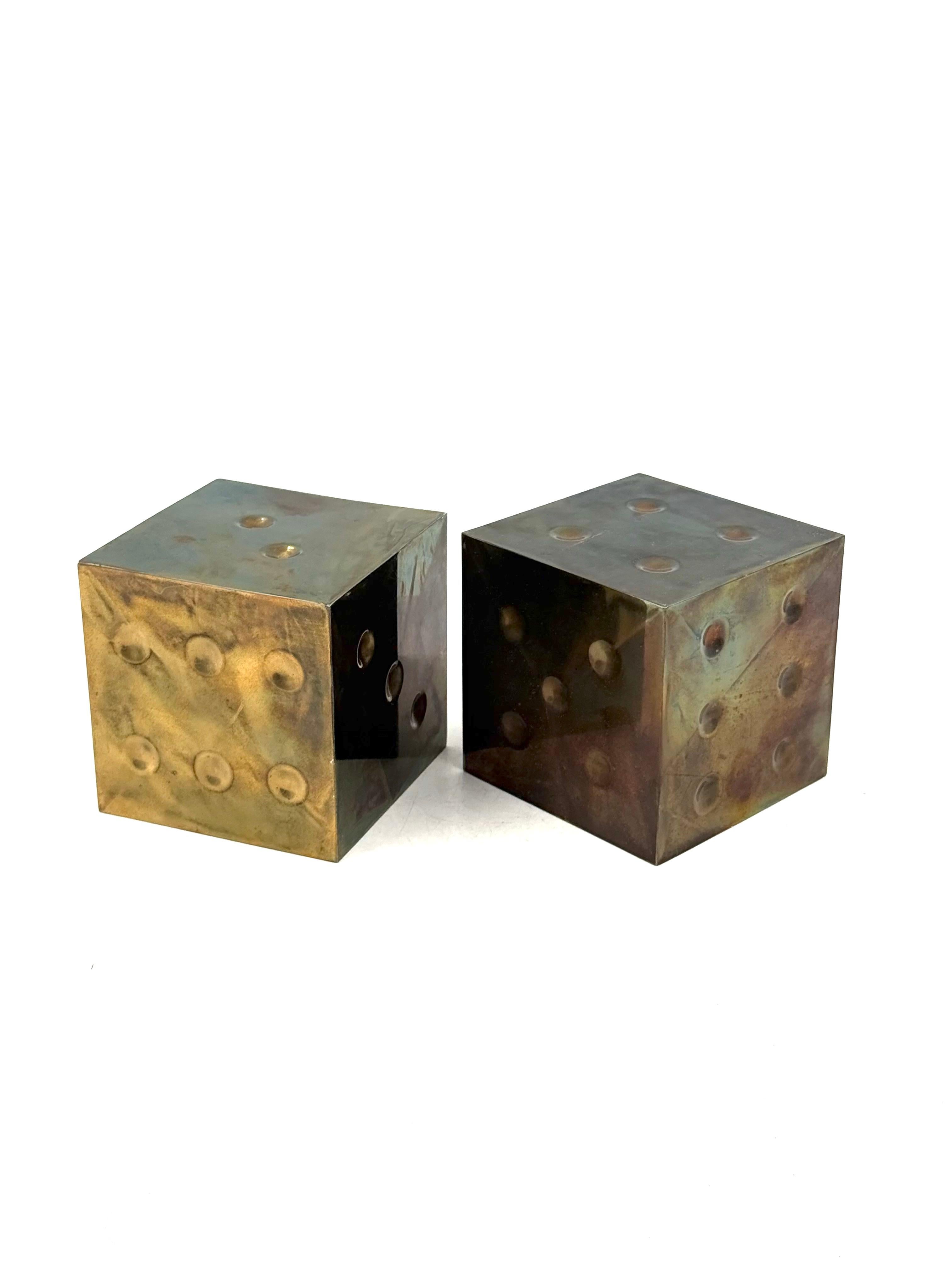 Pair of brass dice-shaped paperweights / bookends, Italy 1970s in vendita 3