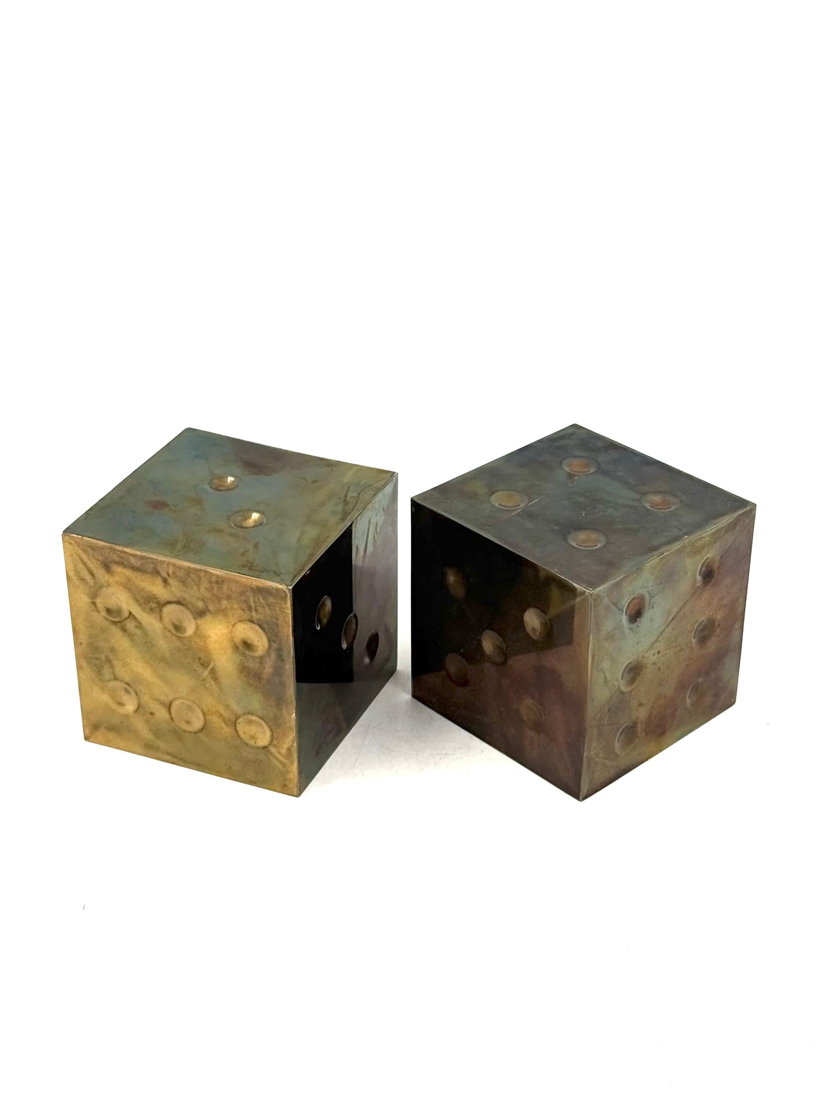 Pair of brass dice-shaped paperweights / bookends, Italy 1970s in vendita 4