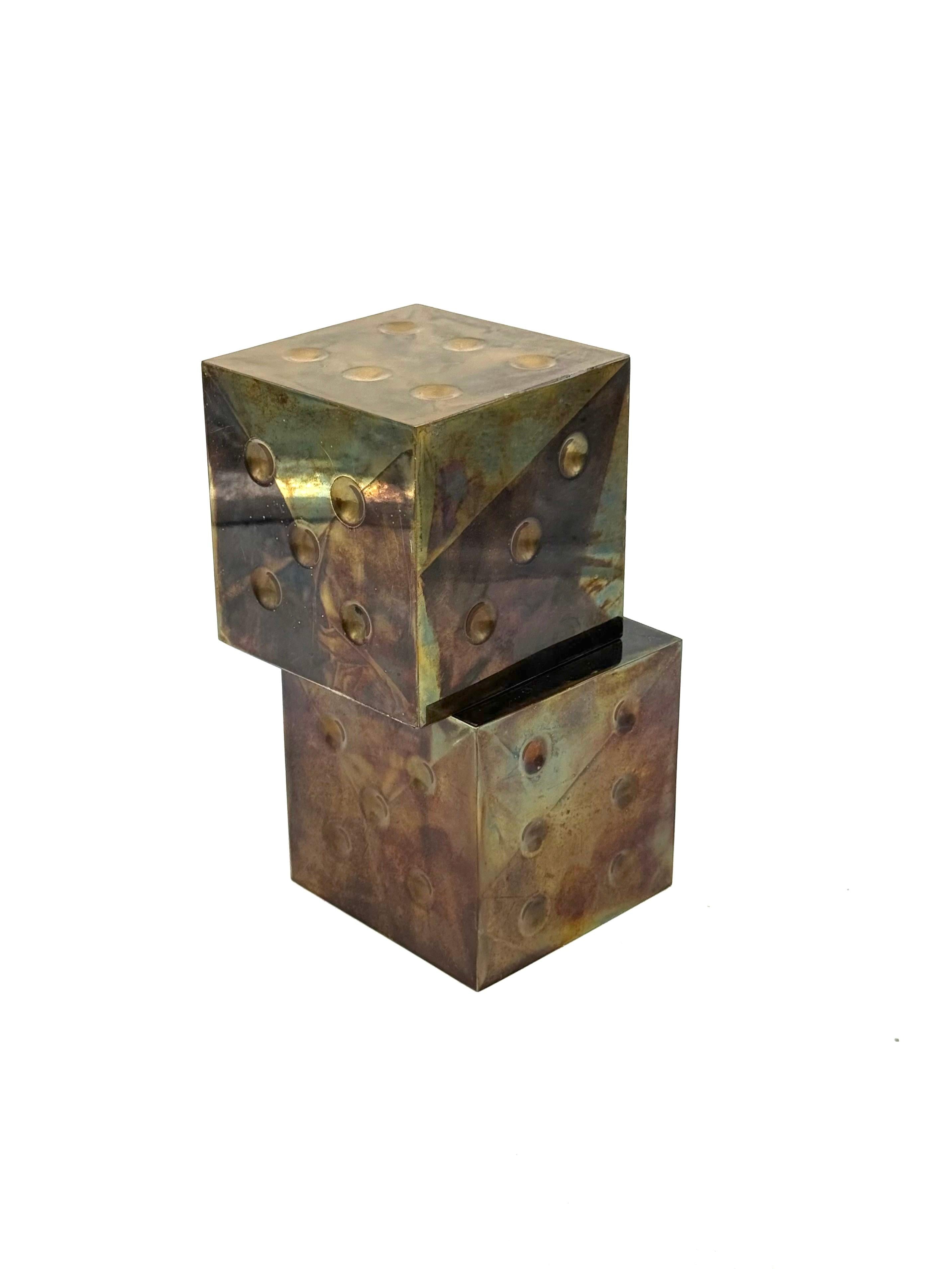 Pair of brass dice-shaped paperweights / bookends, Italy 1970s in vendita 5