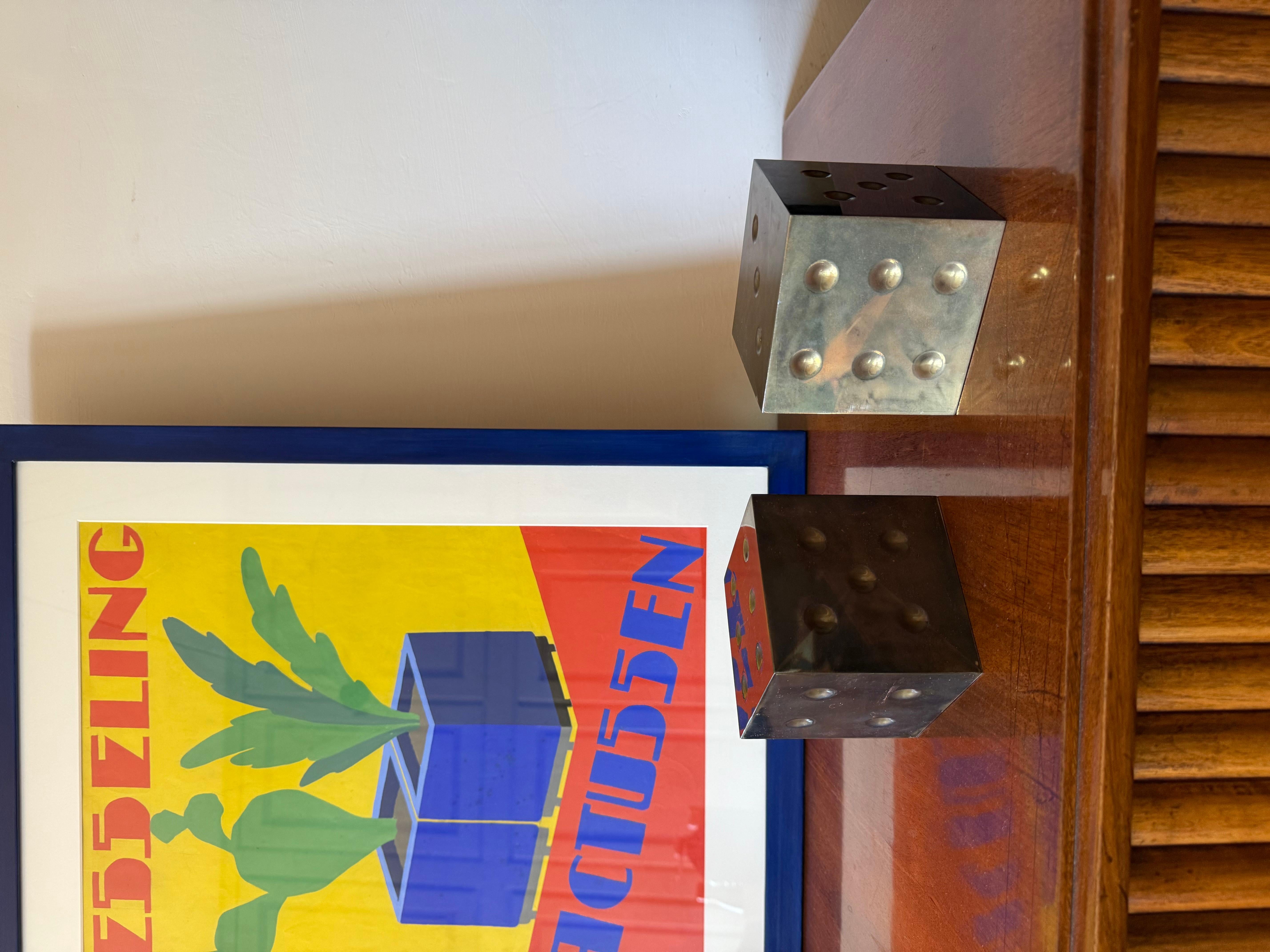 Pair of dice-shaped brass paperweights / bookends

Italy, 1970s

10x10x10cm/per piece.

Condition: excellent, no defects.
