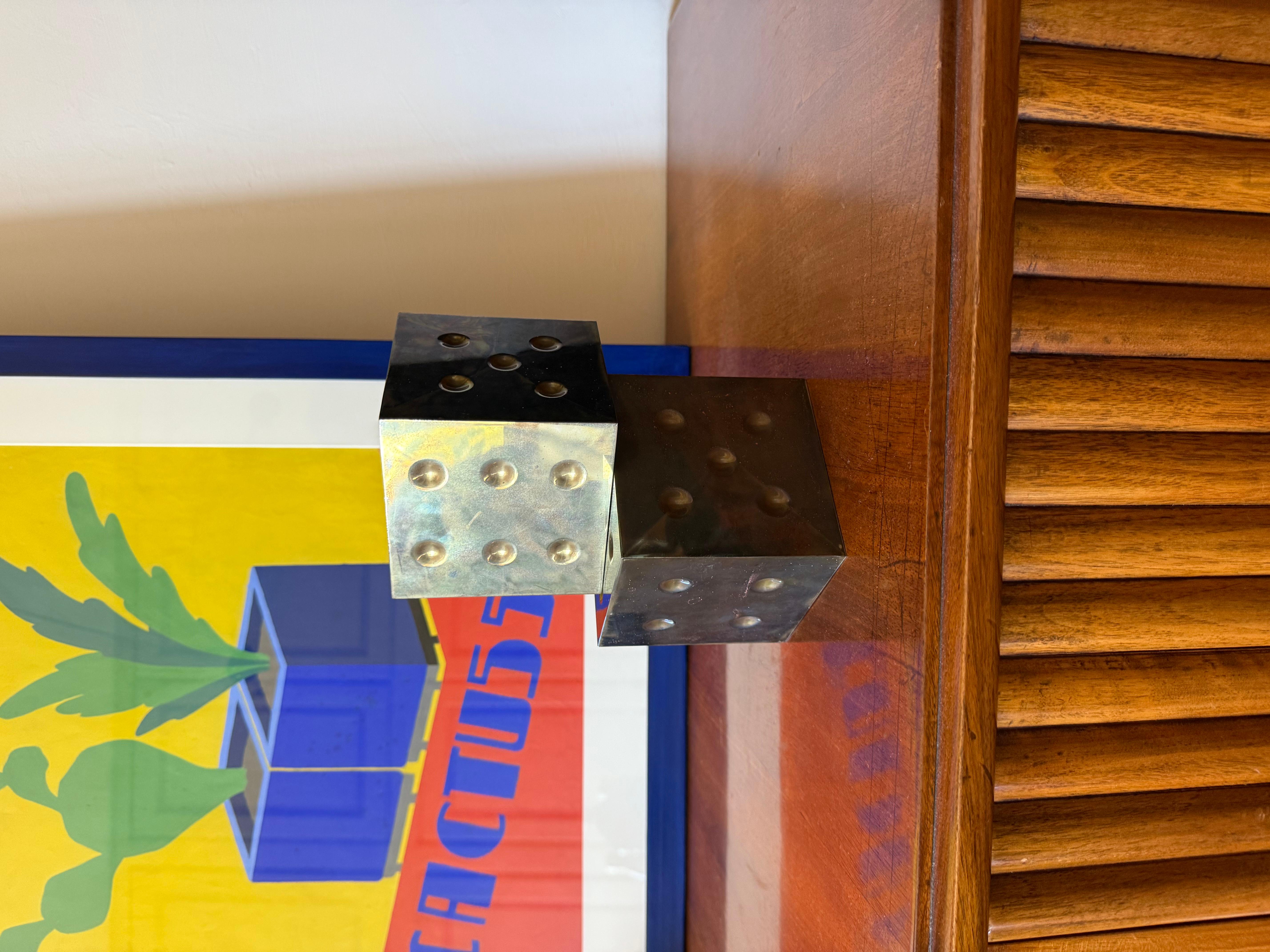 Hollywood Regency Pair of brass dice-shaped paperweights / bookends, Italy 1970s in vendita