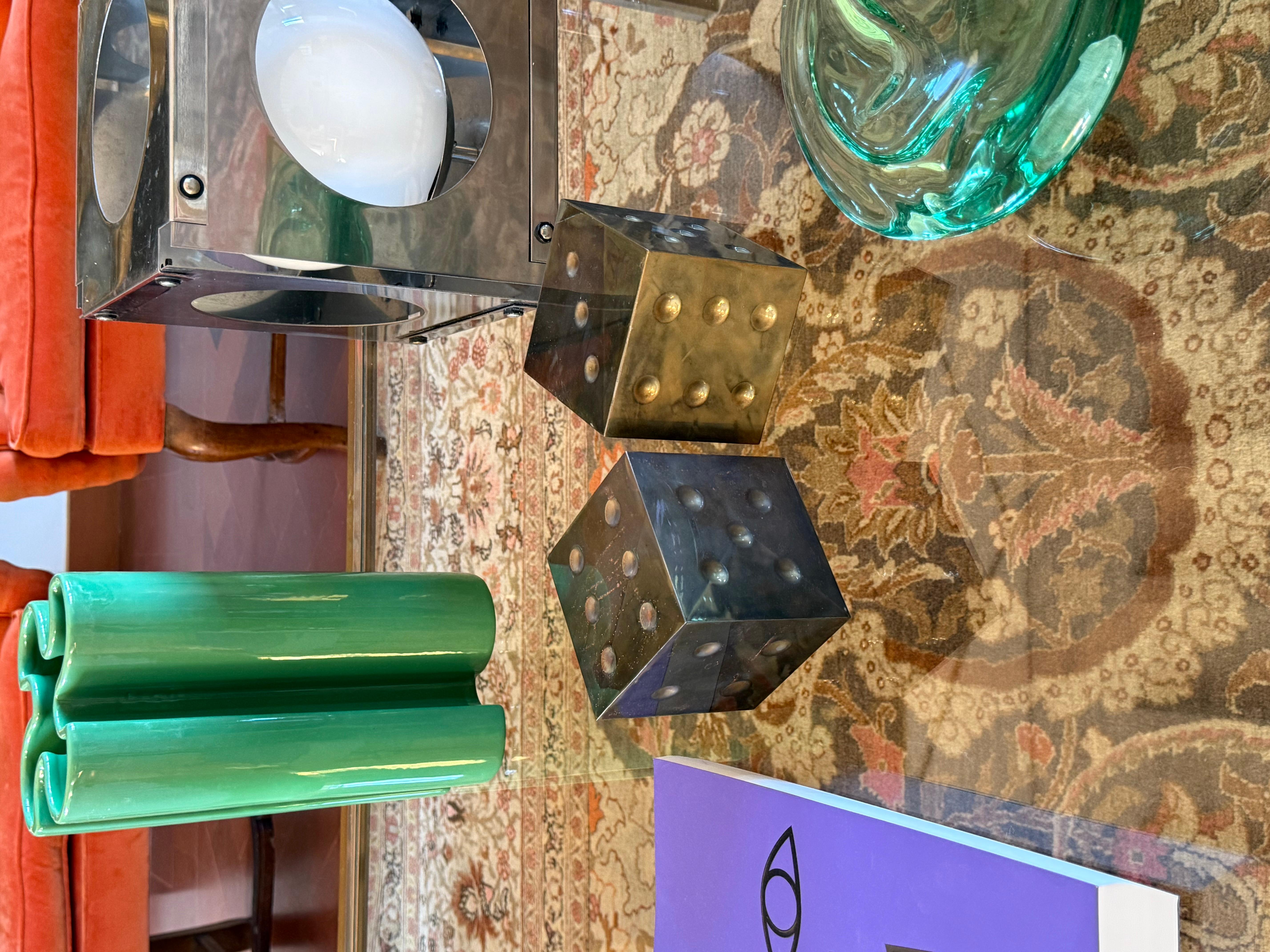 Pair of brass dice-shaped paperweights / bookends, Italy 1970s In condizioni ottime in vendita a Firenze, IT