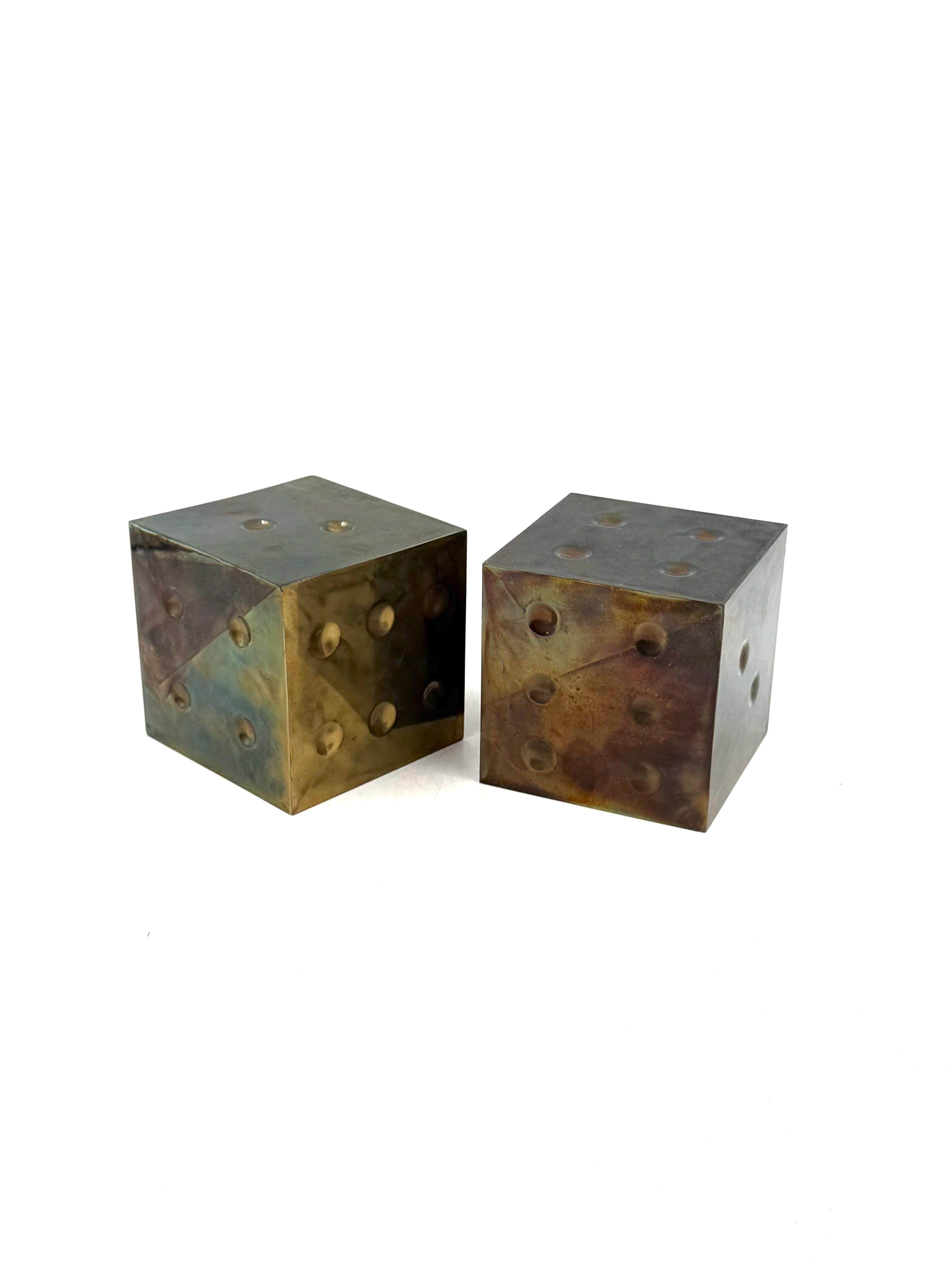 Ottone Pair of brass dice-shaped paperweights / bookends, Italy 1970s in vendita