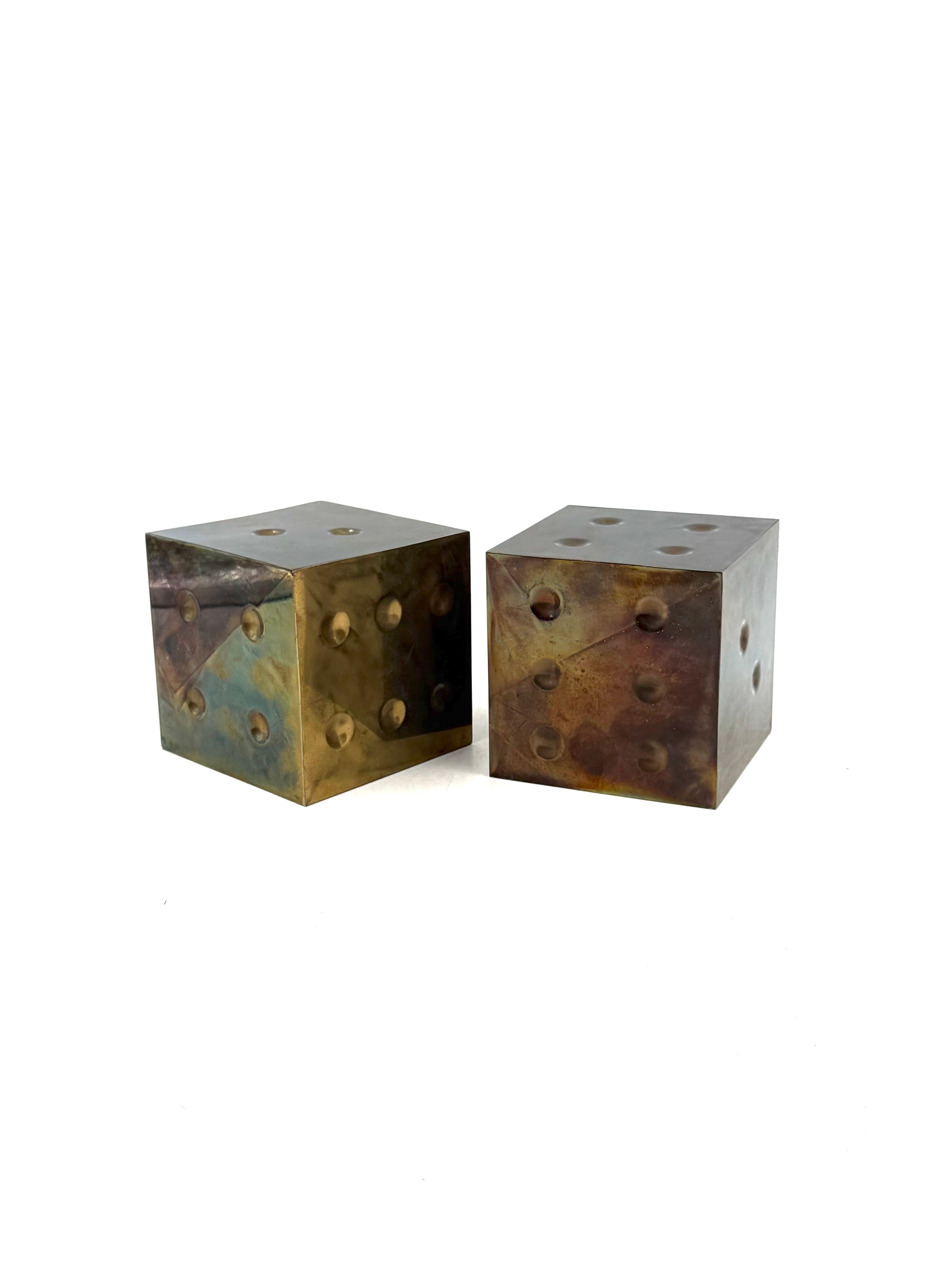 Pair of brass dice-shaped paperweights / bookends, Italy 1970s in vendita 1