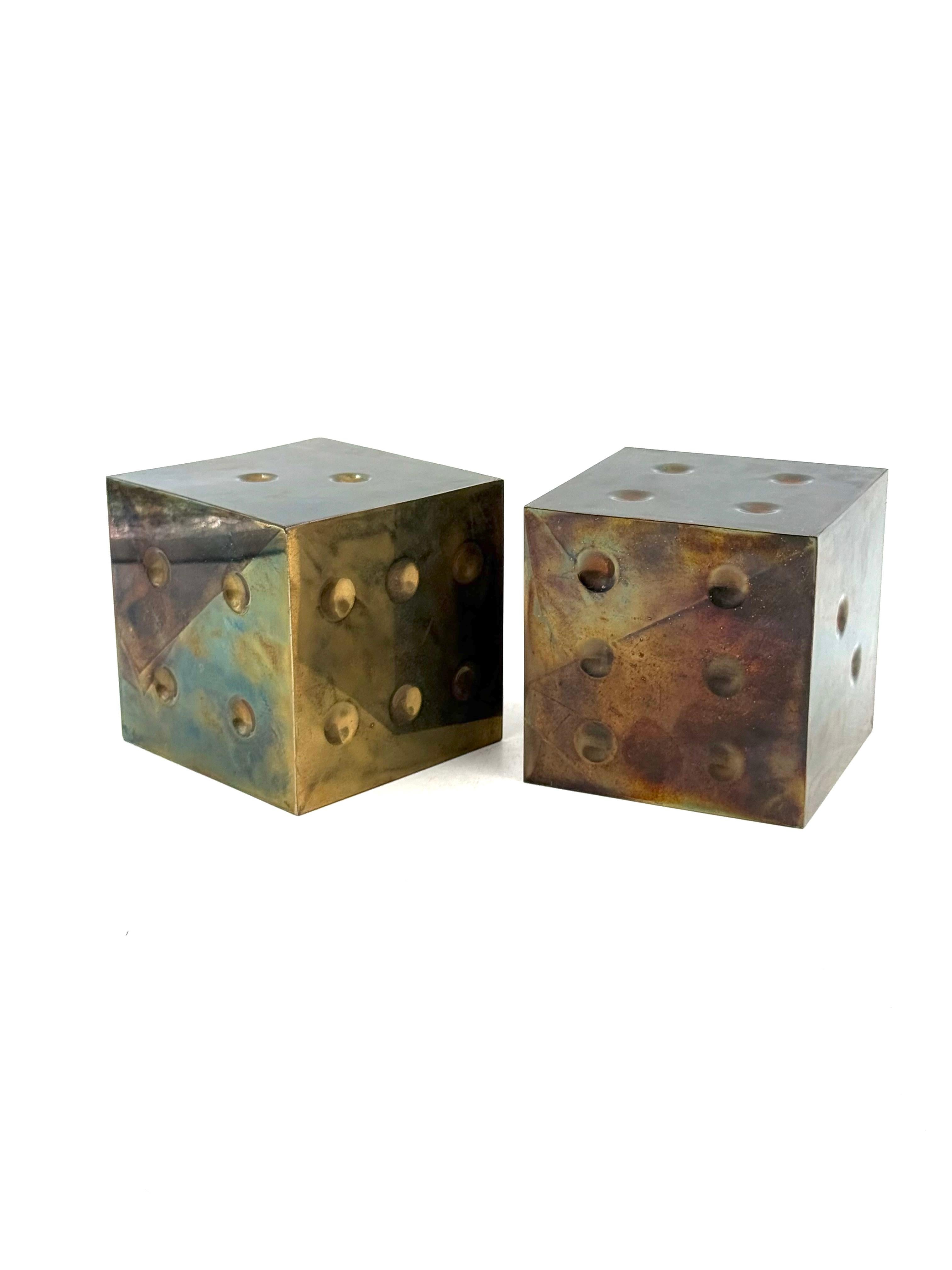 Pair of brass dice-shaped paperweights / bookends, Italy 1970s in vendita 2