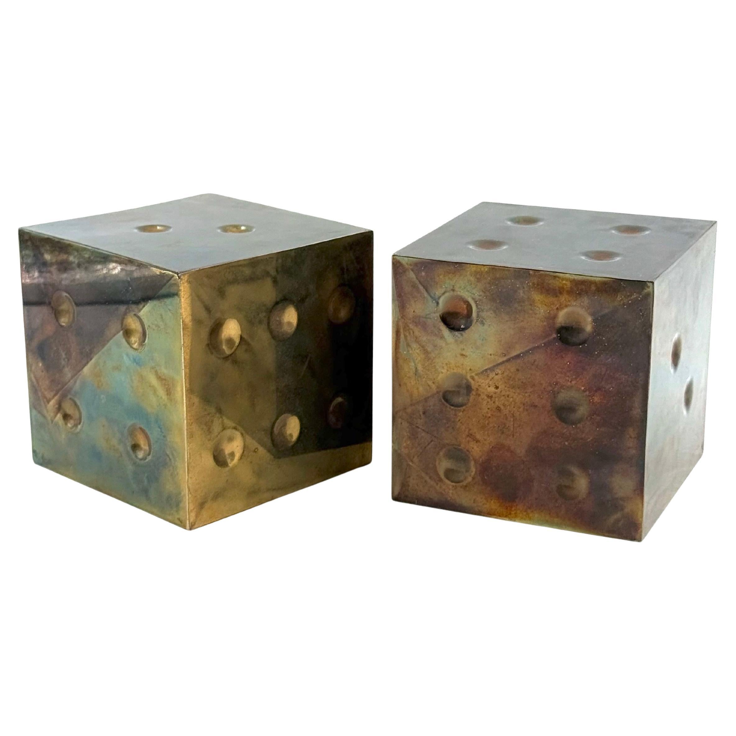 Pareja de pisapapeles / sujetalibros de latón en forma de dados, Italia años 70