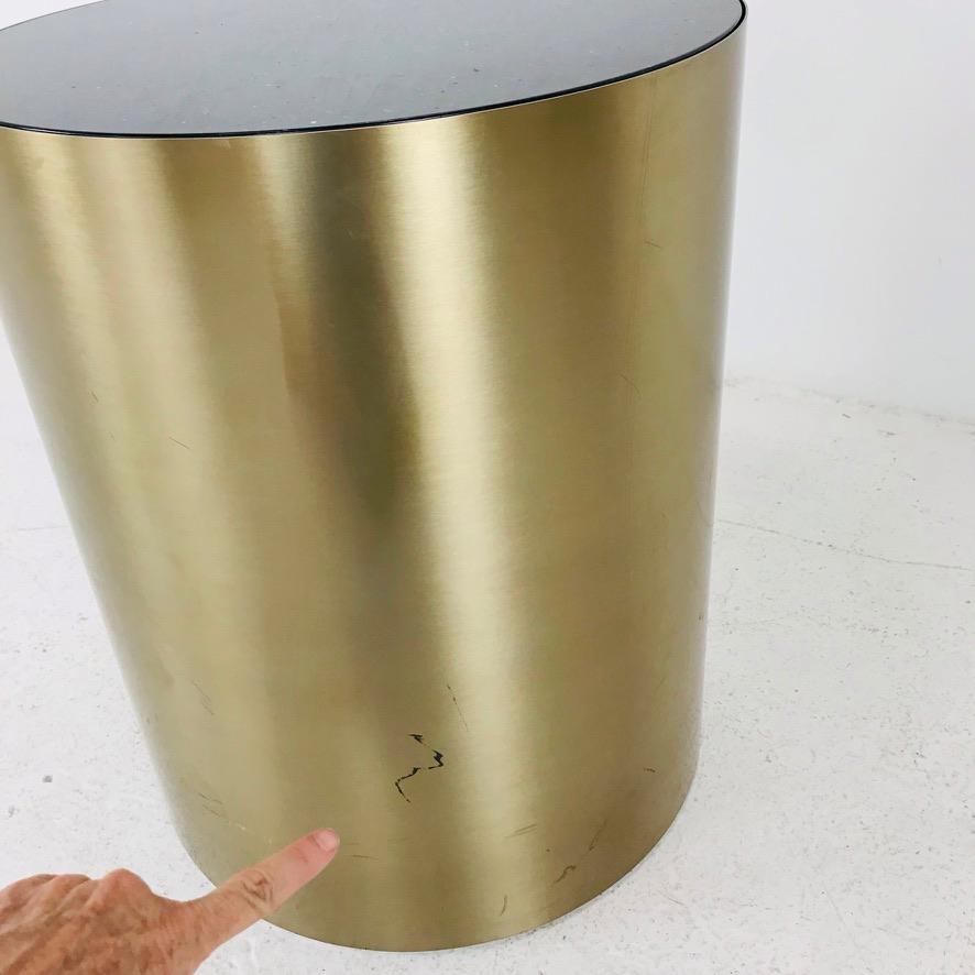 Paire de tables à tambour en laiton avec plateau en marbre en vente 5