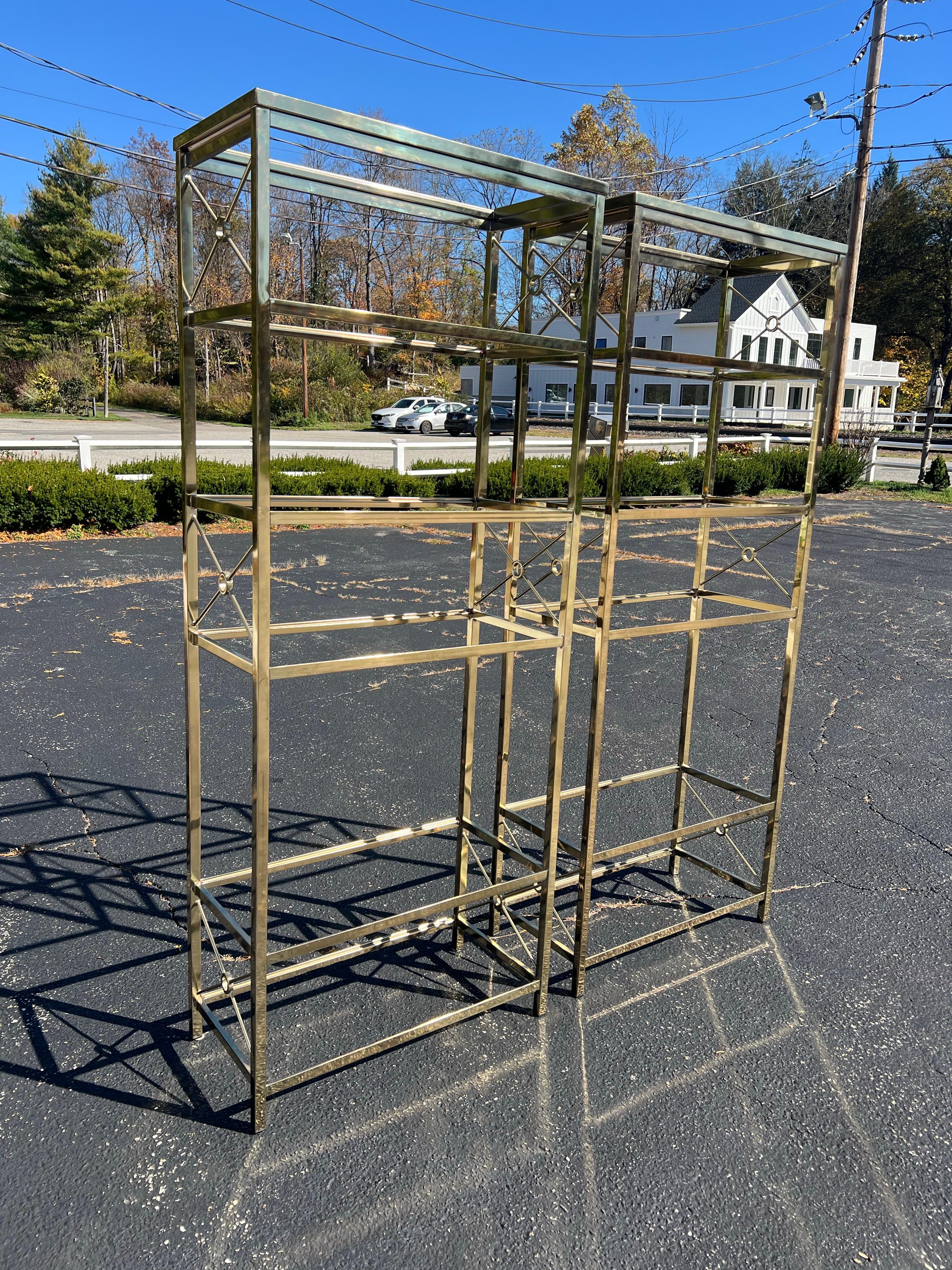 Coppia di cassettoni in ottone nello stile di Milo Baughman.
Librerie perfette per il soggiorno / Etageres . Si compone di 5 ripiani in vetro rimovibili. Acquistati originariamente da Bloomingdale's .