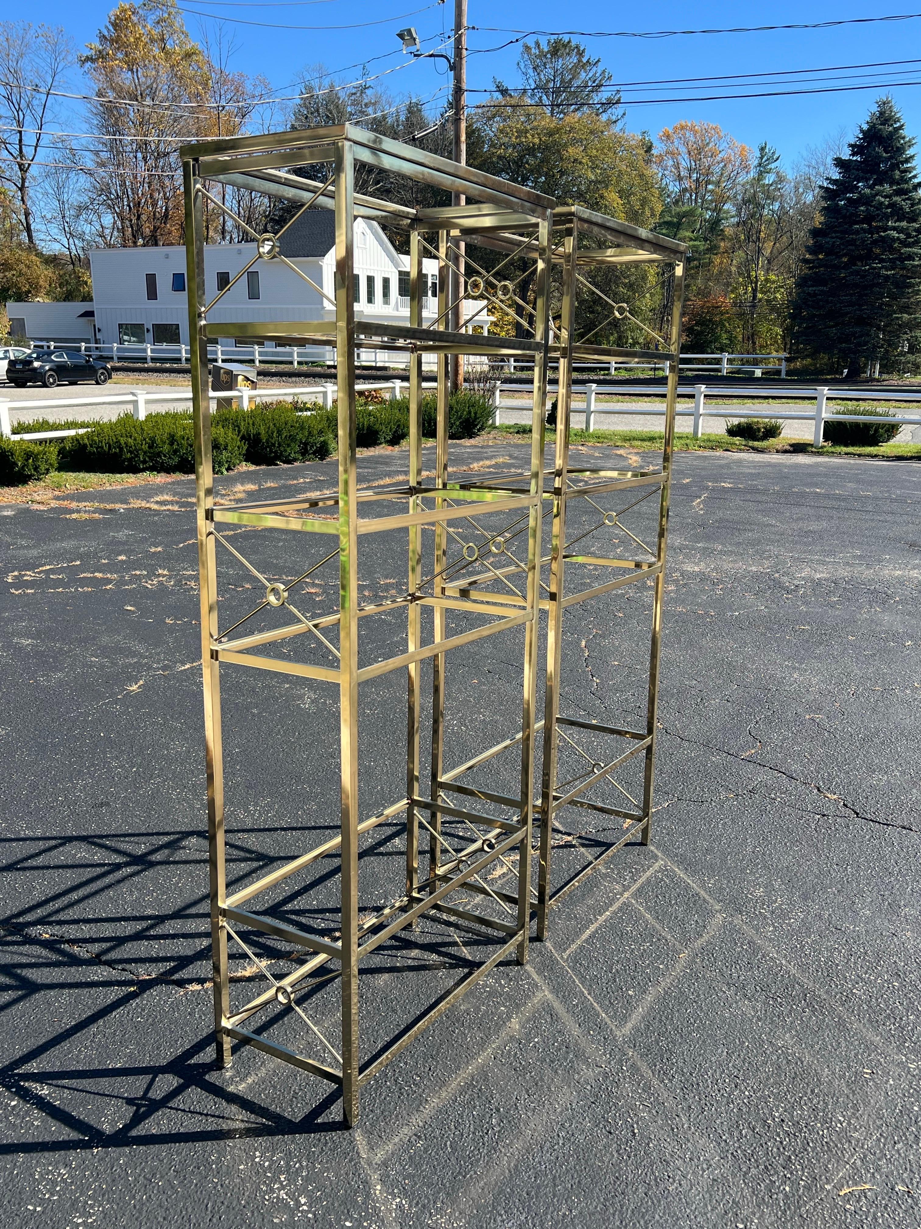 Hollywood Regency Coppia di cassettiere in ottone in vendita