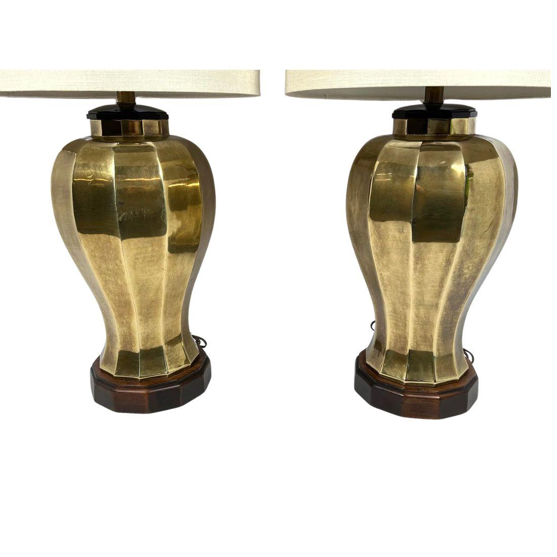 Eleva tu interior con este llamativo par de lámparas vintage de latón en forma de tarro de jengibre, atribuidas al famoso diseñador de mediados de siglo Frederick Cooper. Estas lámparas presentan un distintivo cuerpo facetado, que evita las