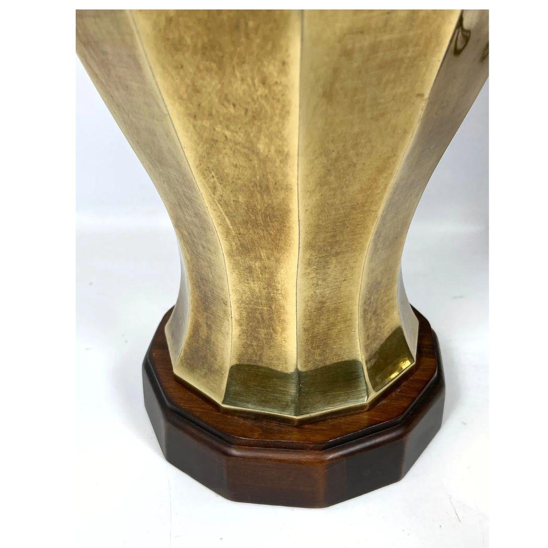 Pareja de Lámparas de Mesa Facetadas de Latón sobre Bases de Madera Moderno de mediados de siglo en venta