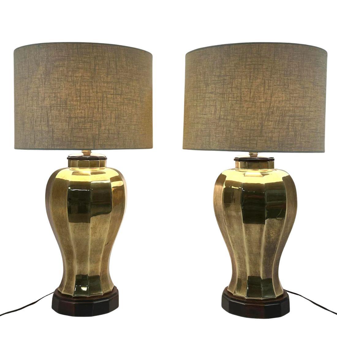 Pareja de Lámparas de Mesa Facetadas de Latón sobre Bases de Madera Estadounidense en venta