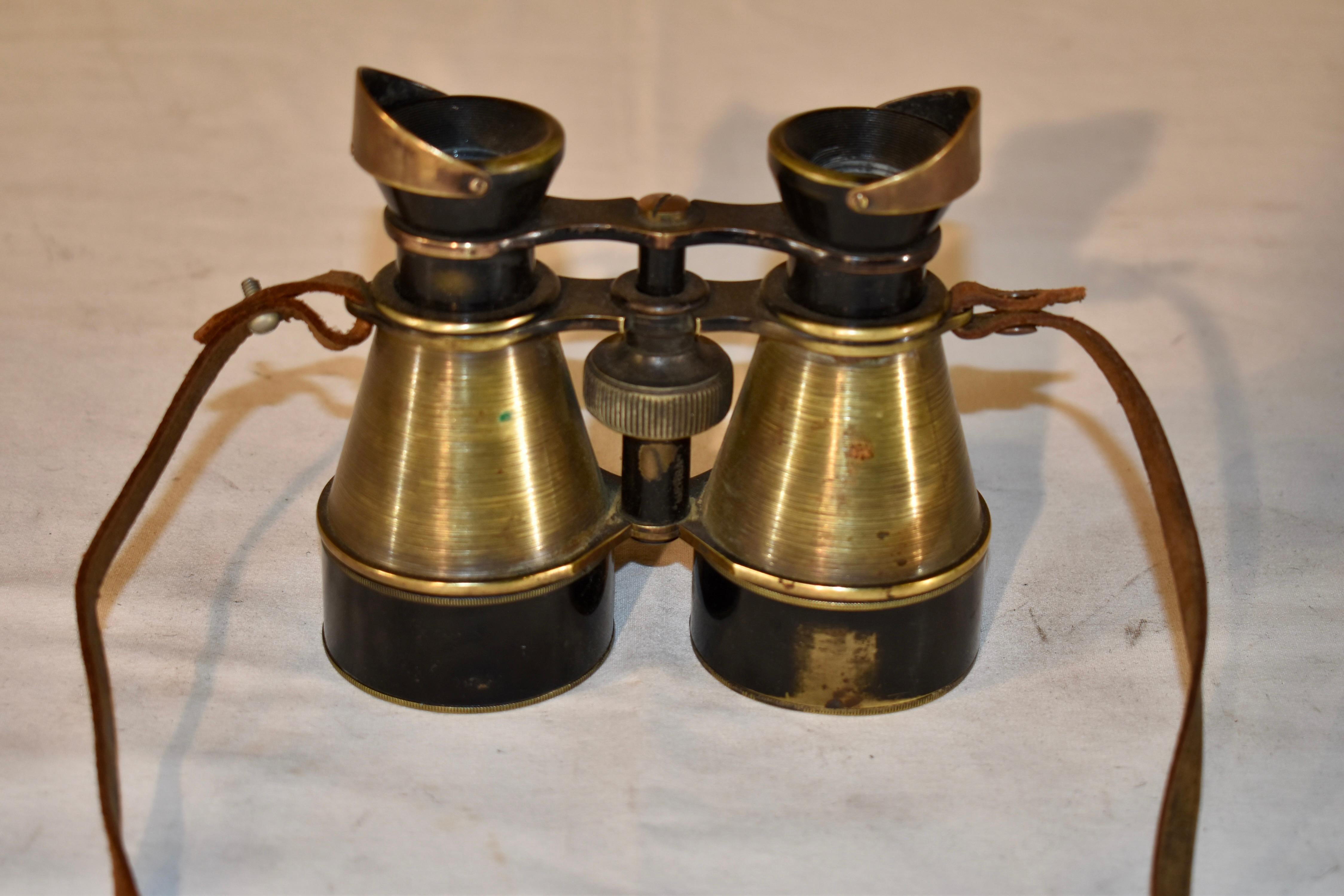 Paire de jumelles de campagne en laiton merveilleusement vieilli, avec des œillères mobiles en laiton, qui permettent d'obtenir une vue plus claire sans que la lumière supplémentaire ne passe par les côtés.  Cette paire de jumelles porte la marque