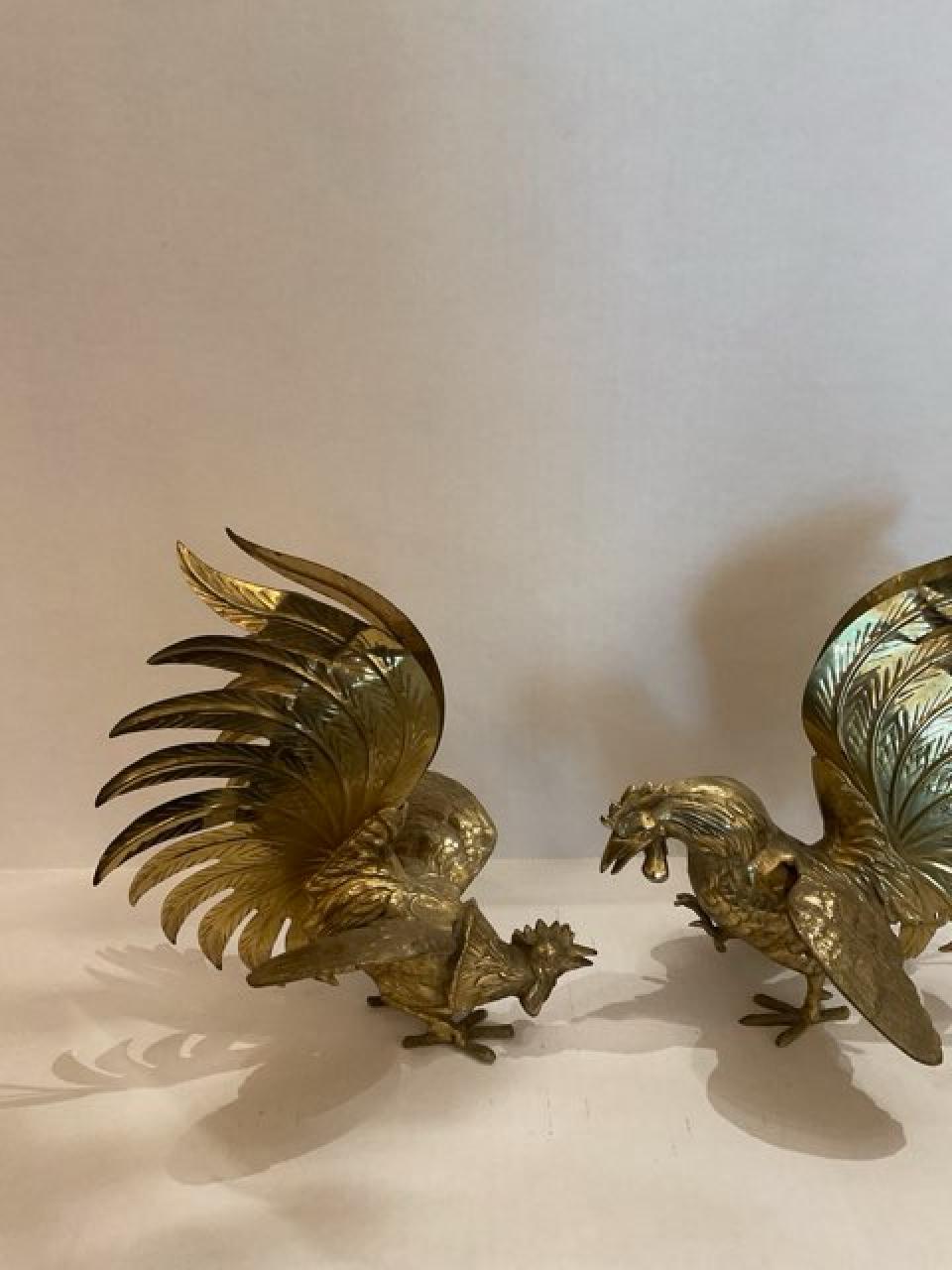Cette annonce présente une paire de coqs de combat en laiton. Ces figurines de coq en laiton ajoutent une touche de charme champêtre à tout espace. Fabriquée à la main en laiton durable et perchée sur un élégant socle en pierre, cette pièce est