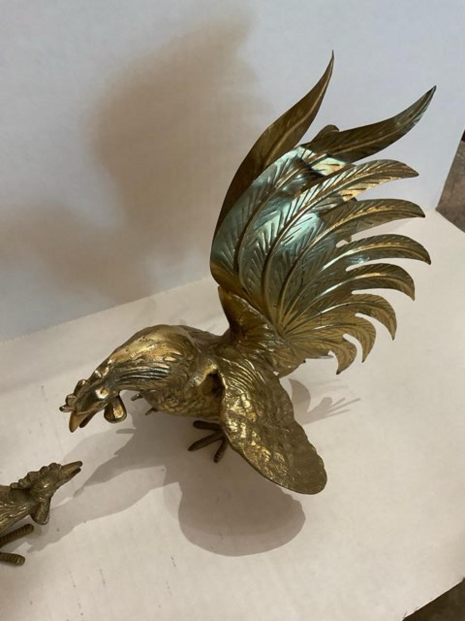 Japonais Paire de coqs de combat en laiton en vente