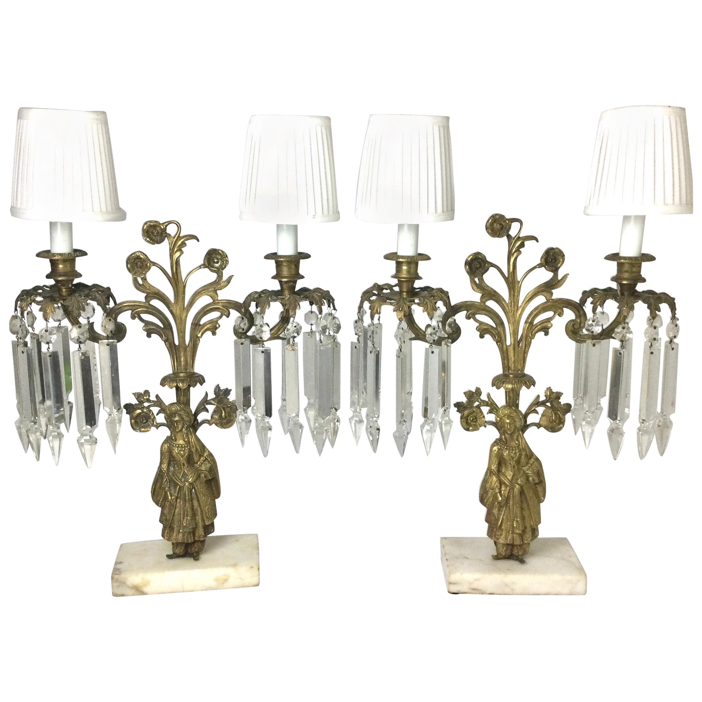 Paar von  Figurale Messing-Kandelaberlampen mit Prismen im Angebot
