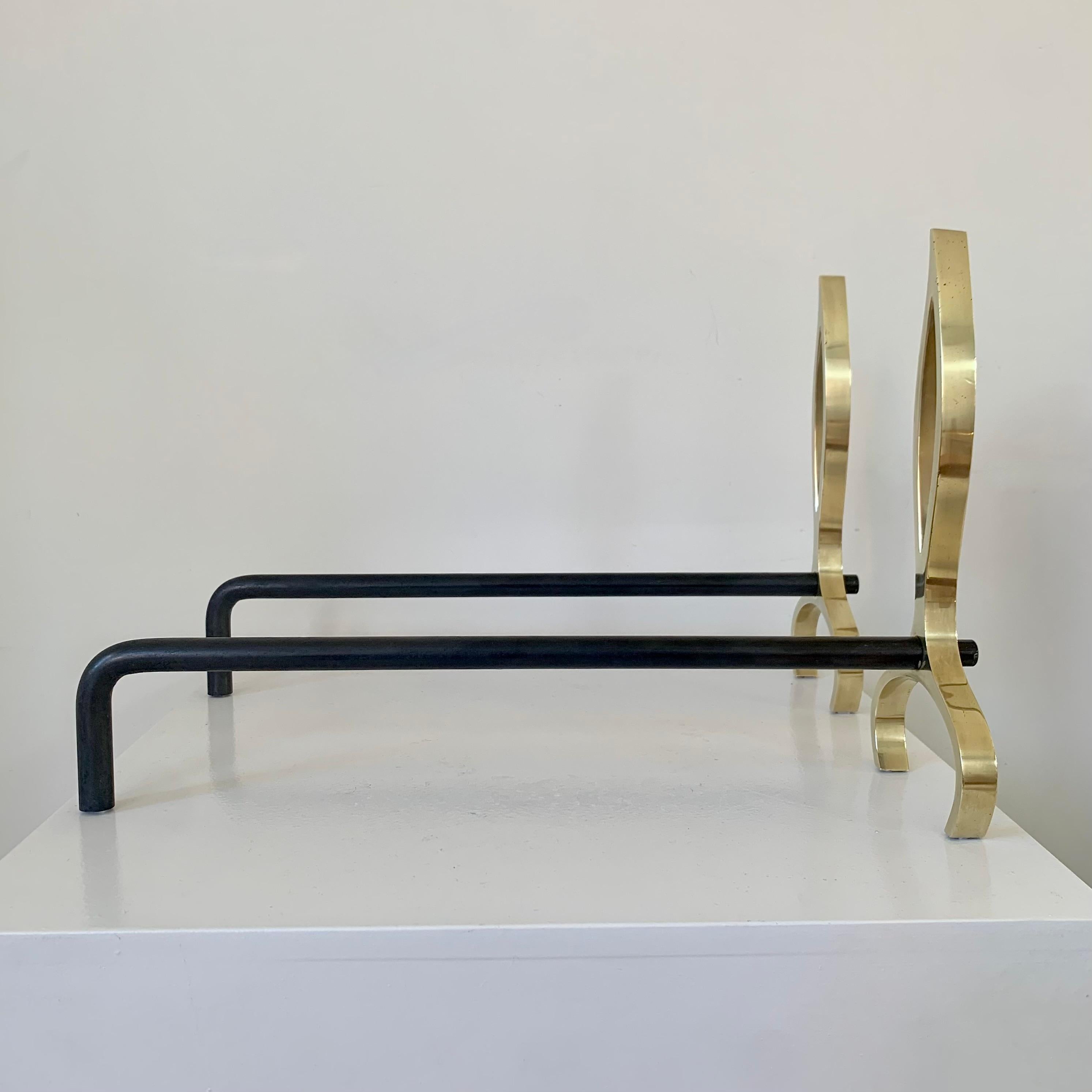 Pareja de candelabros de llama de latón, hacia 1960, Italia. en venta 3