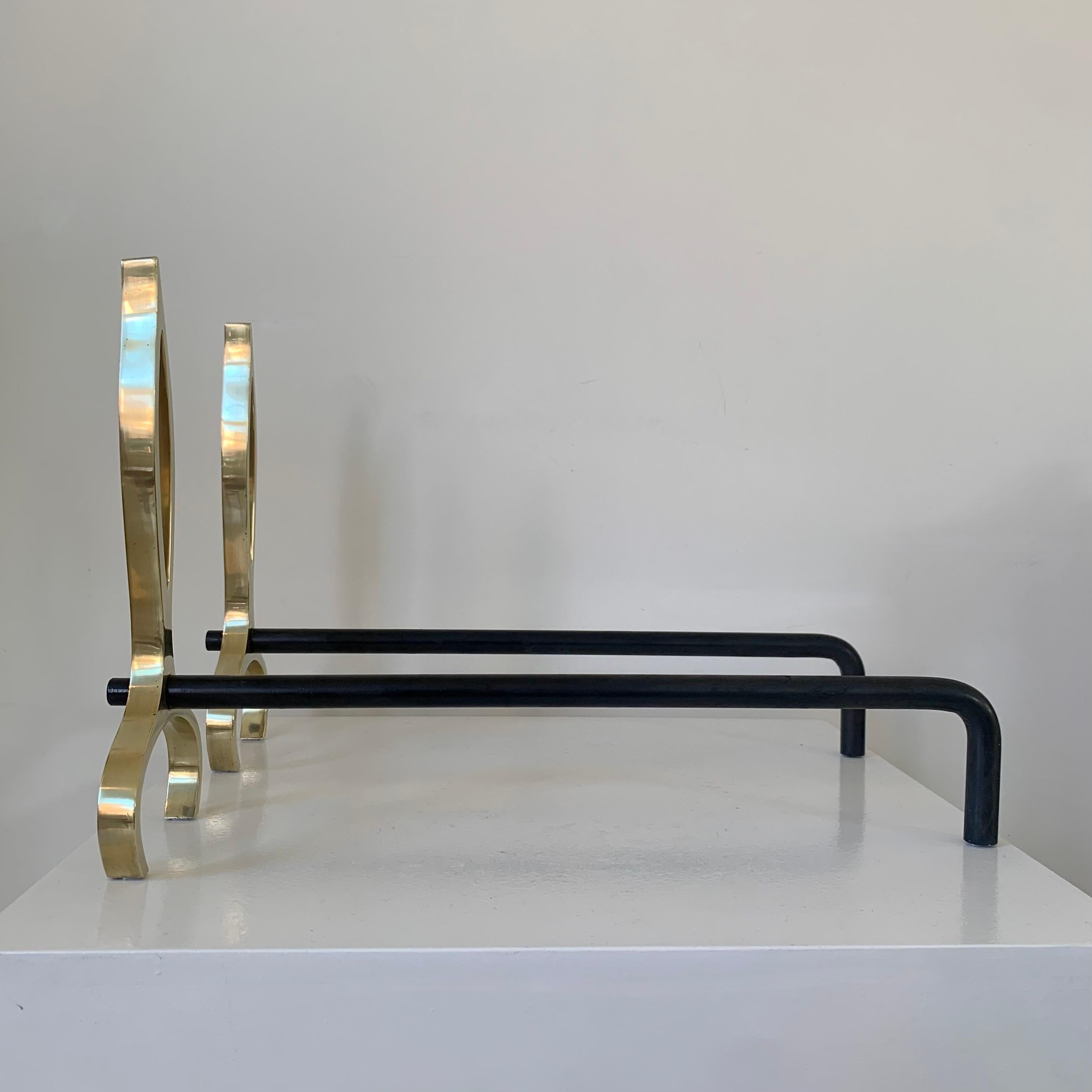 Pareja de candelabros de llama de latón, hacia 1960, Italia. en venta 4