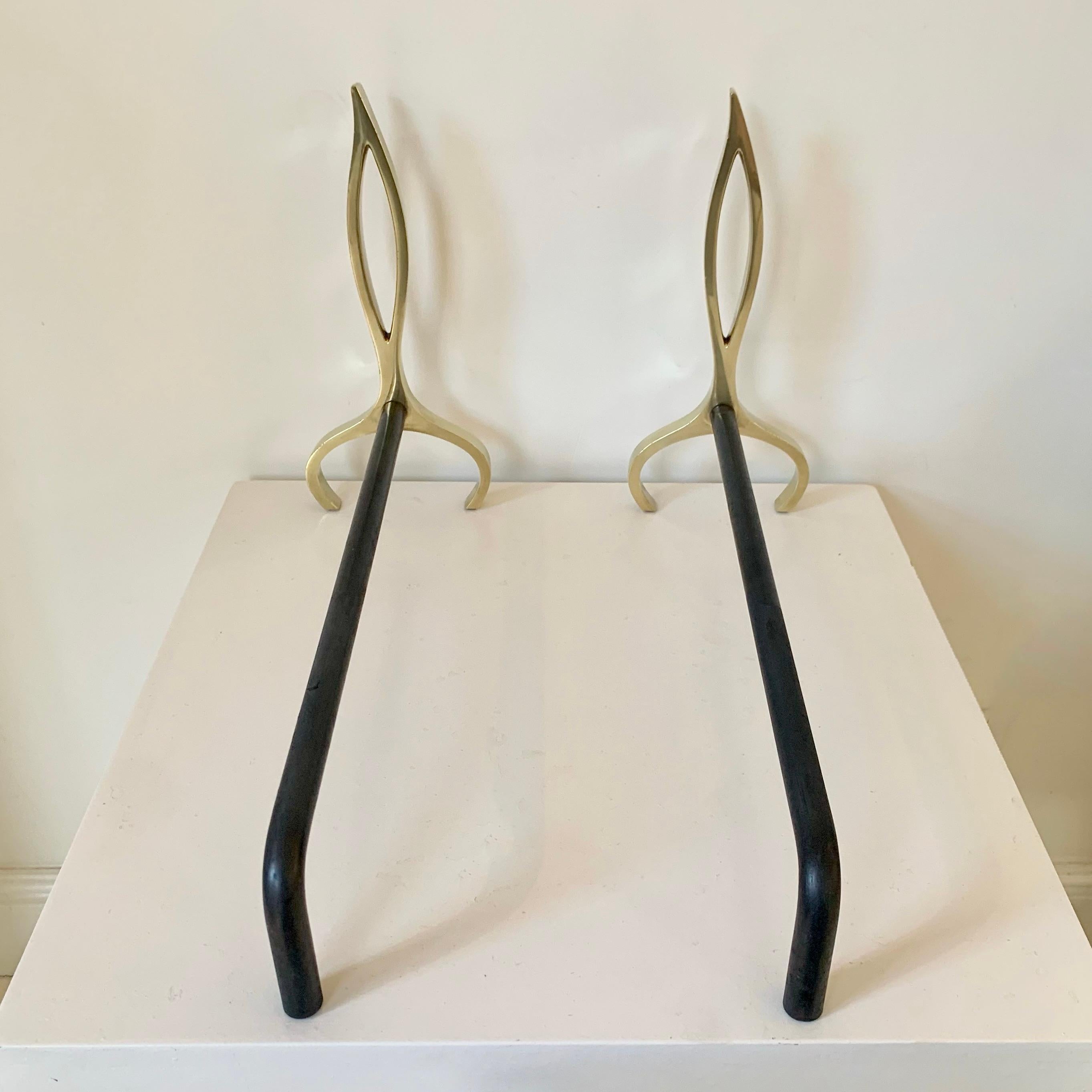 Pareja de candelabros de llama de latón, hacia 1960, Italia. en venta 5