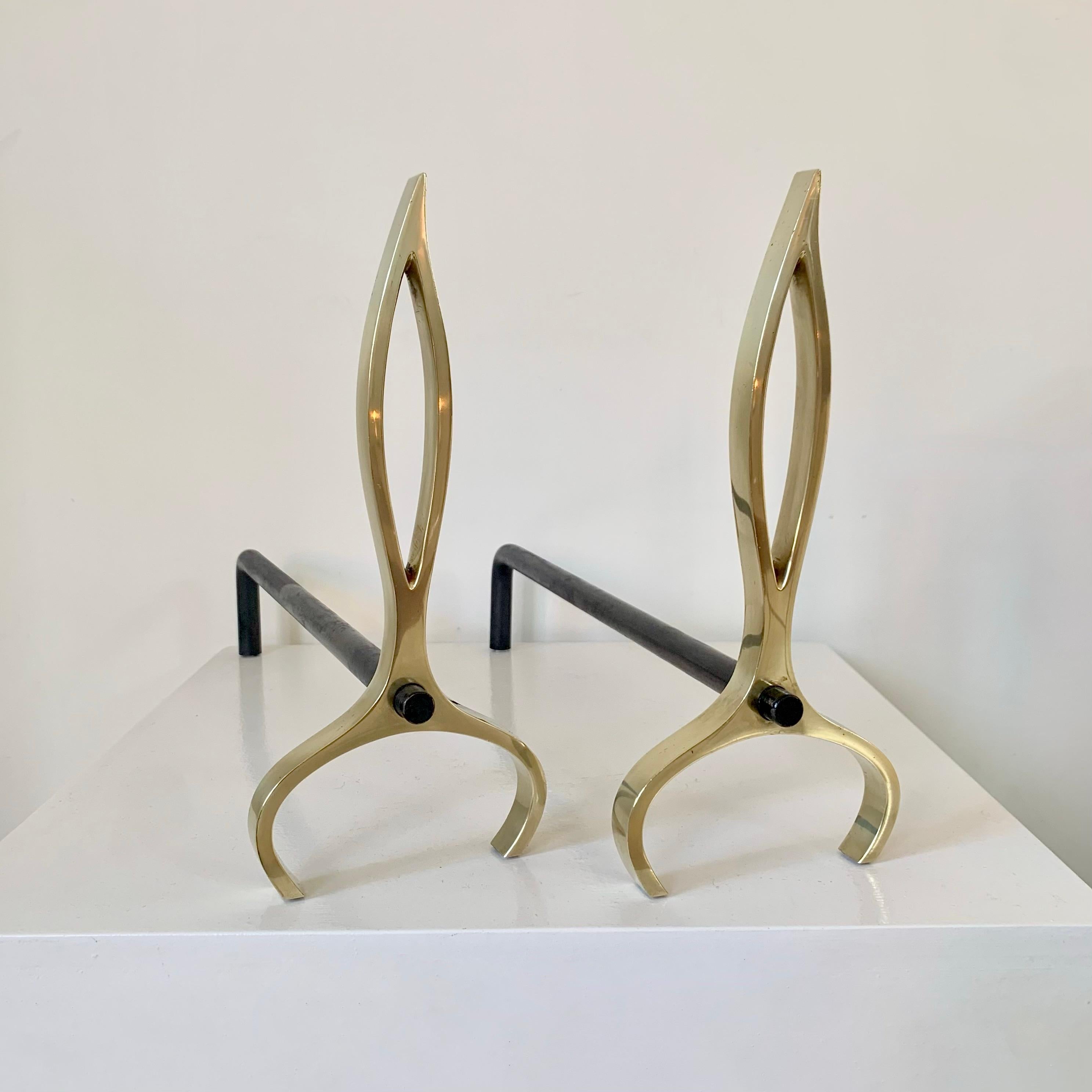 Pareja de candelabros de llama de latón, hacia 1960, Italia. en venta 6