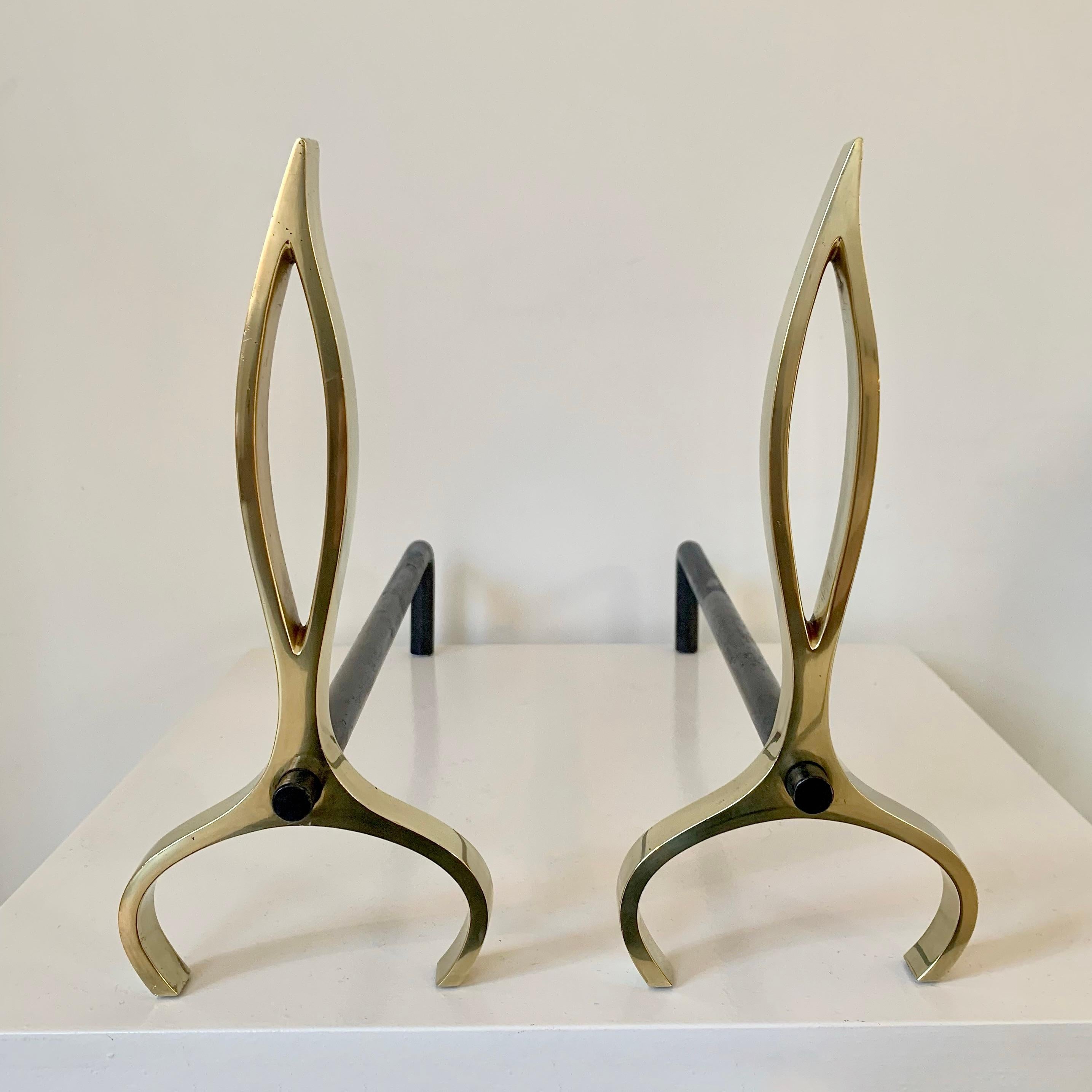 Pareja de candelabros de llama de latón, hacia 1960, Italia. en venta 7