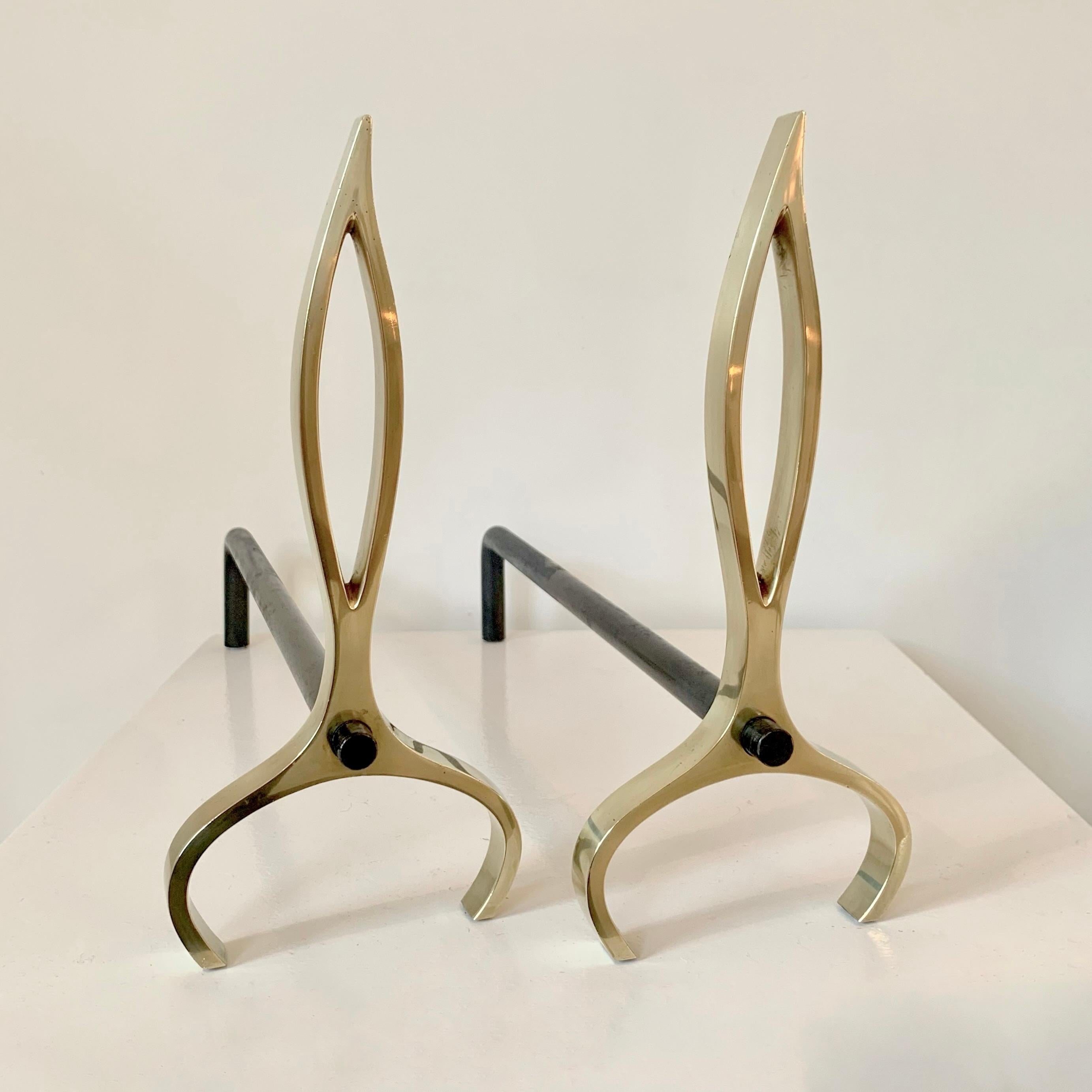 Elegante par de morillos de mediados de siglo, hacia 1960, Italia.
Llama estilizada, latón pulido. Acero tubular ennegrecido.
Dimensiones: 27 cm de altura, 12 cm de anchura, 43 cm de profundidad.
Todas las compras están cubiertas por nuestra
