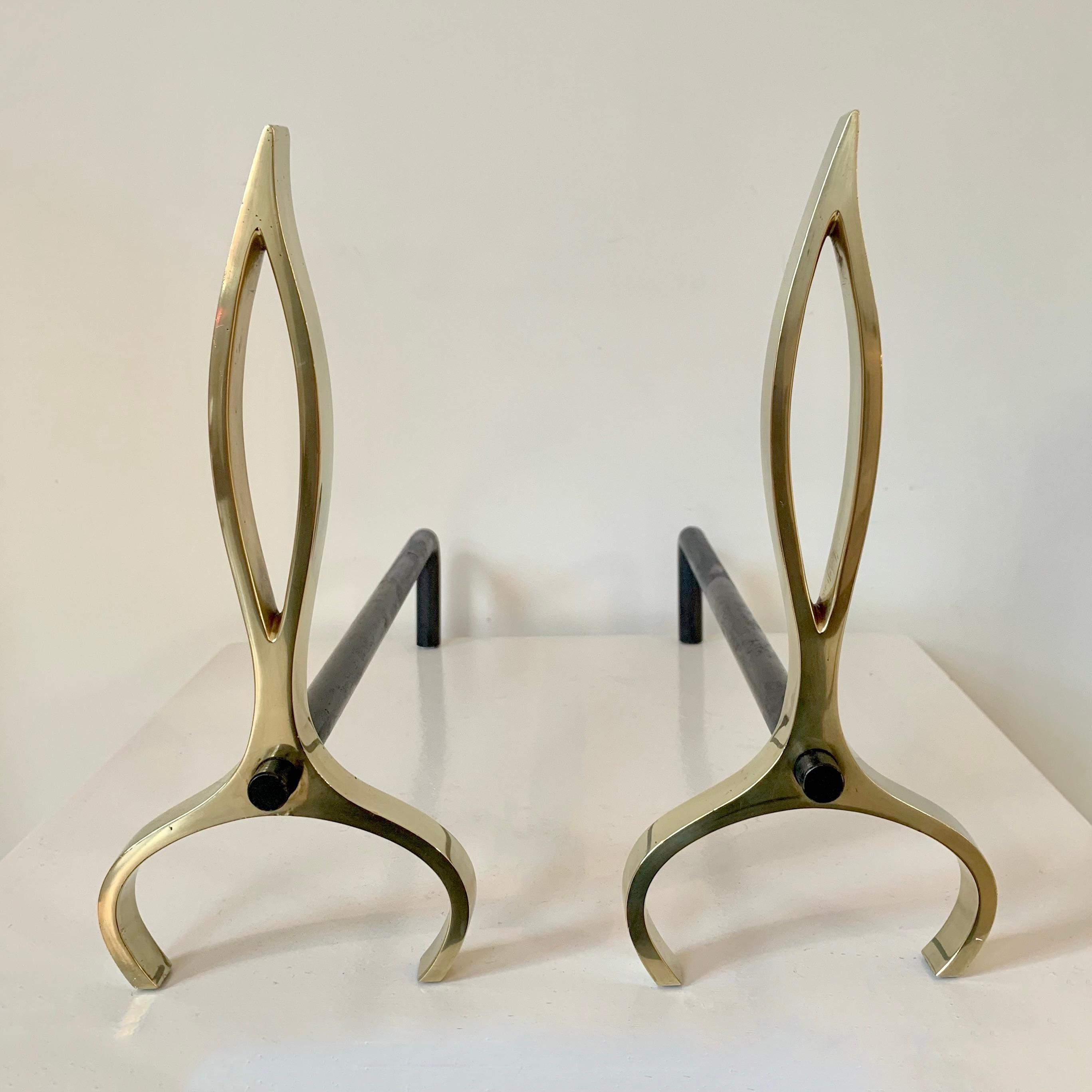 Pareja de candelabros de llama de latón, hacia 1960, Italia. Moderno de mediados de siglo en venta
