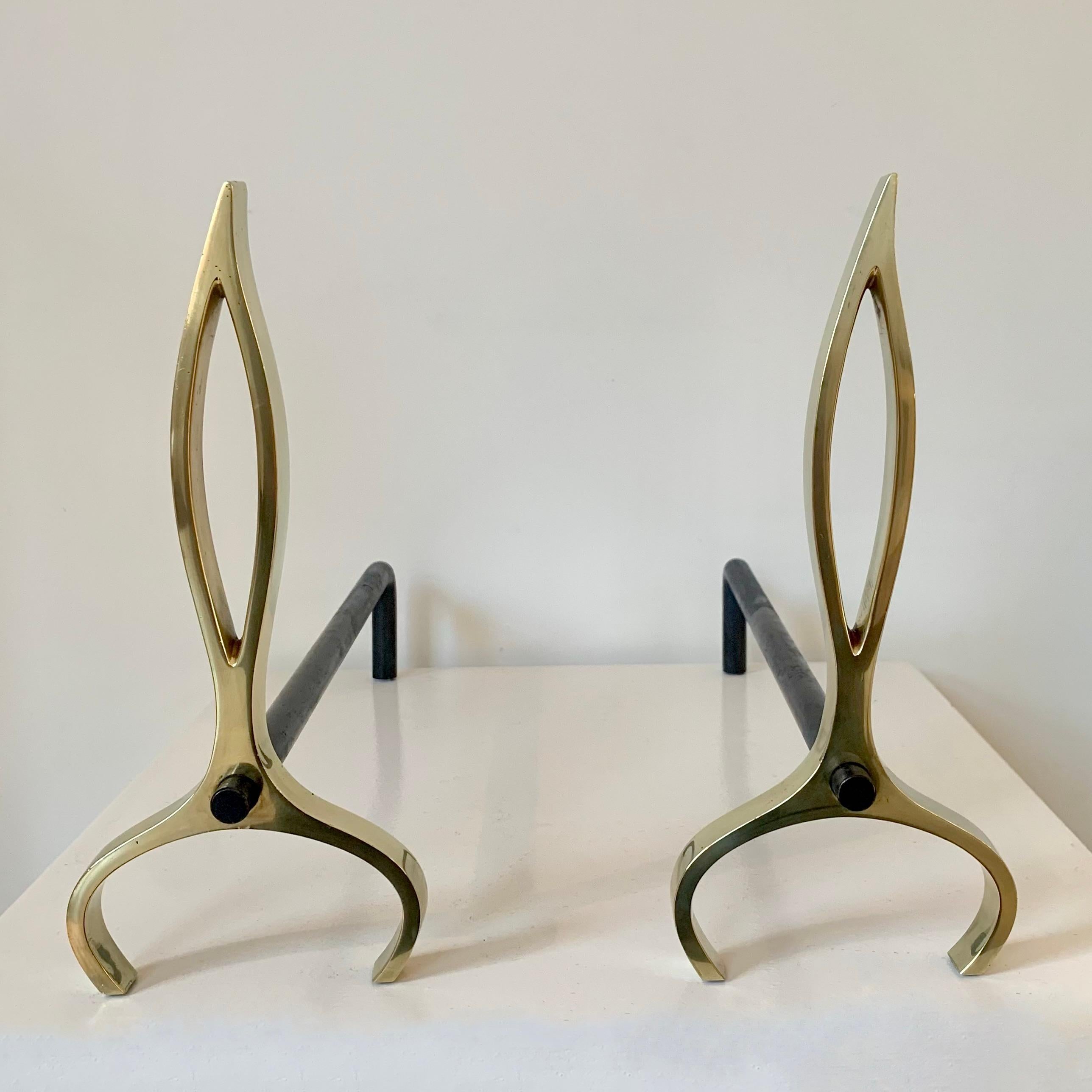 Pareja de candelabros de llama de latón, hacia 1960, Italia. Italiano en venta