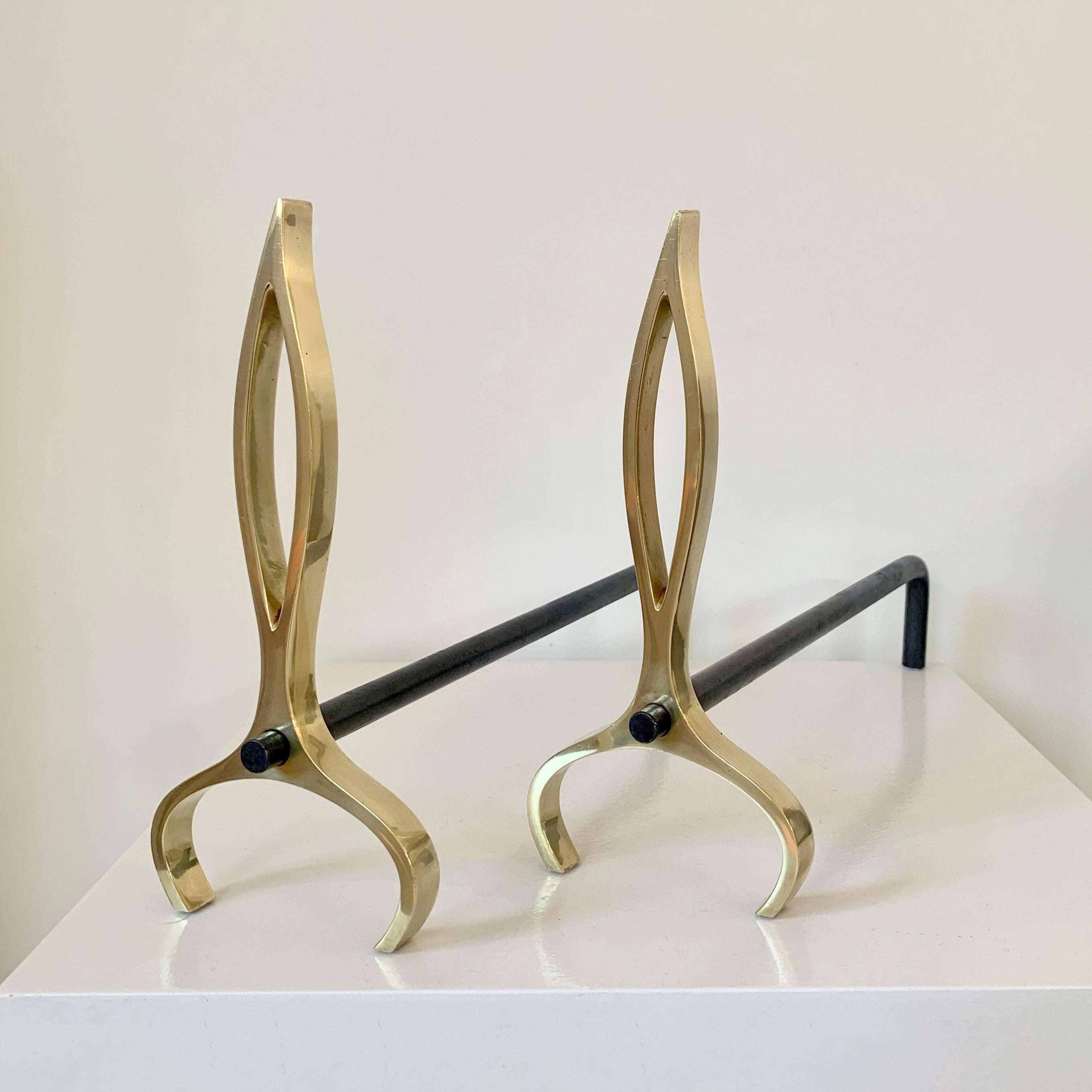 Pareja de candelabros de llama de latón, hacia 1960, Italia. en Bueno estado para la venta en Brussels, BE