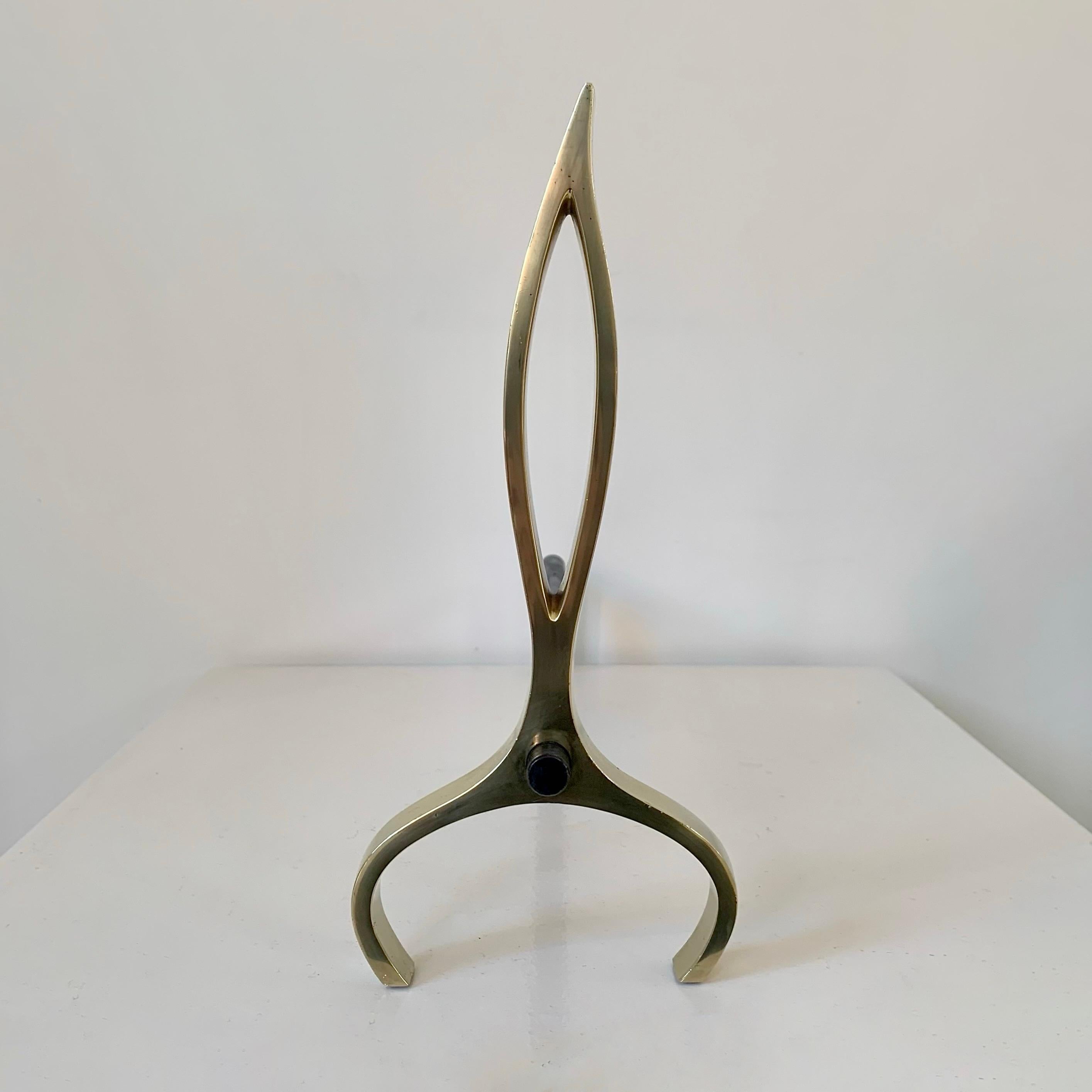 Pareja de candelabros de llama de latón, hacia 1960, Italia. mediados del siglo XX en venta