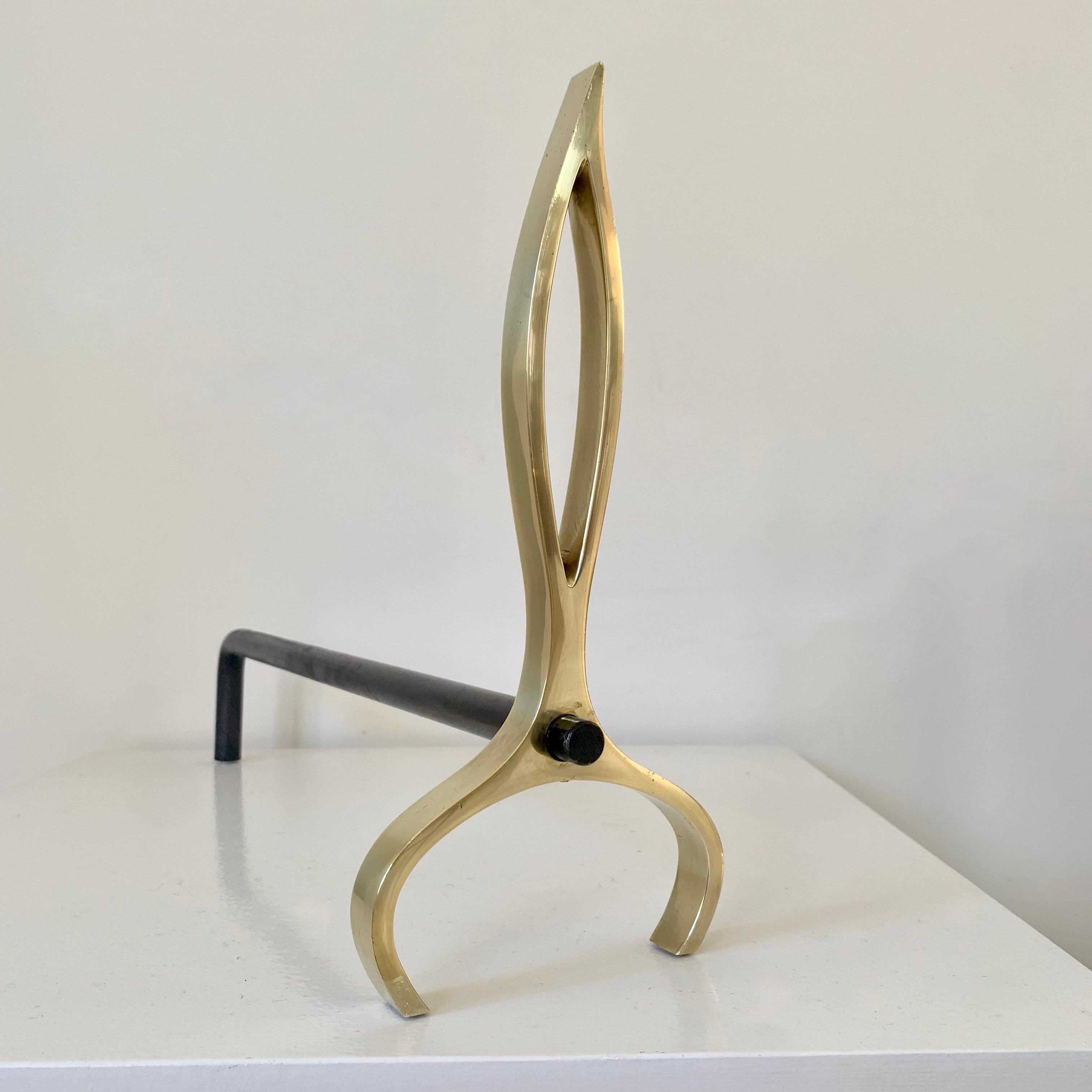 Pareja de candelabros de llama de latón, hacia 1960, Italia. Latón en venta