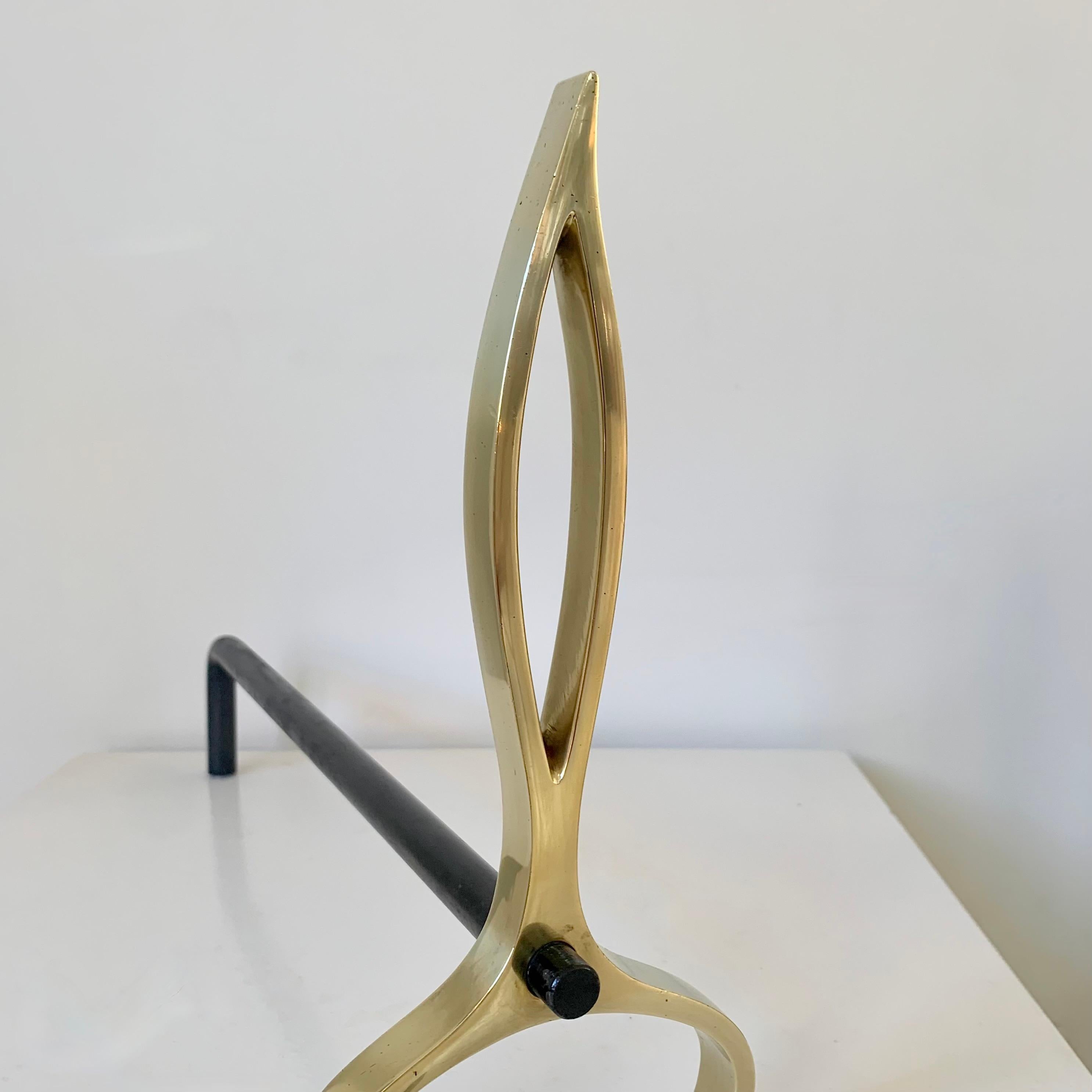 Pareja de candelabros de llama de latón, hacia 1960, Italia. en venta 1