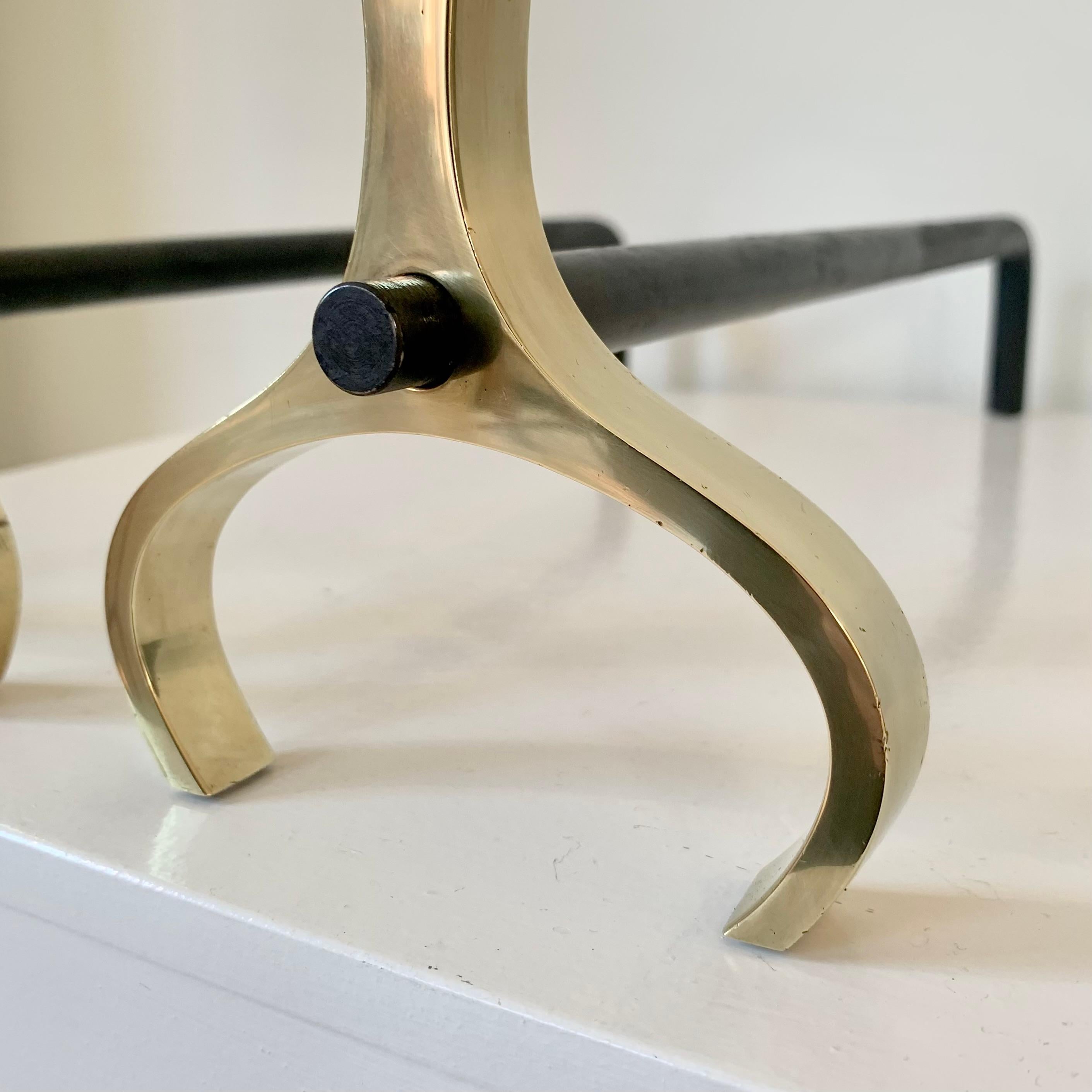 Pareja de candelabros de llama de latón, hacia 1960, Italia. en venta 2