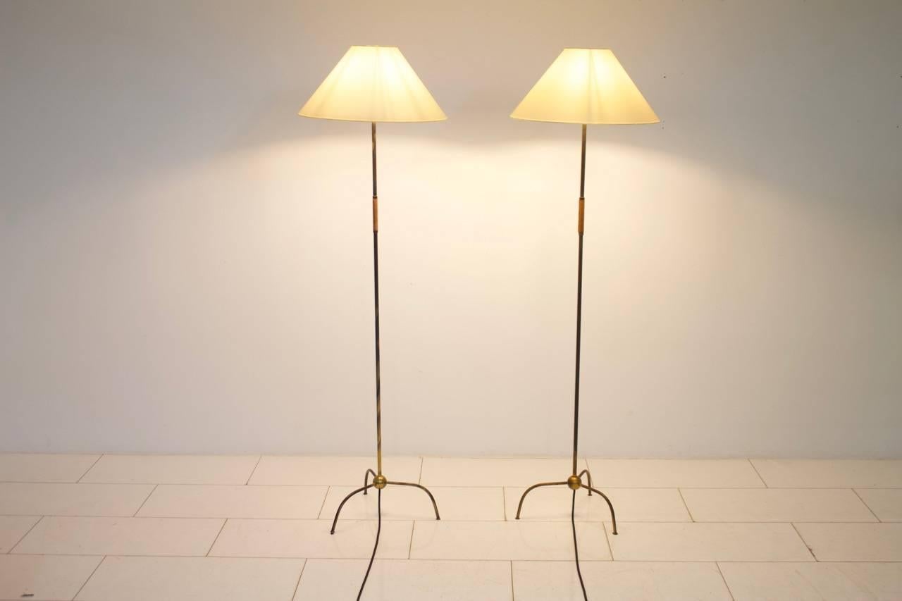 Mid-Century Modern Pair of Brass Floor Lamps Attributed to Kalmar, Austria, 1950s For Sale