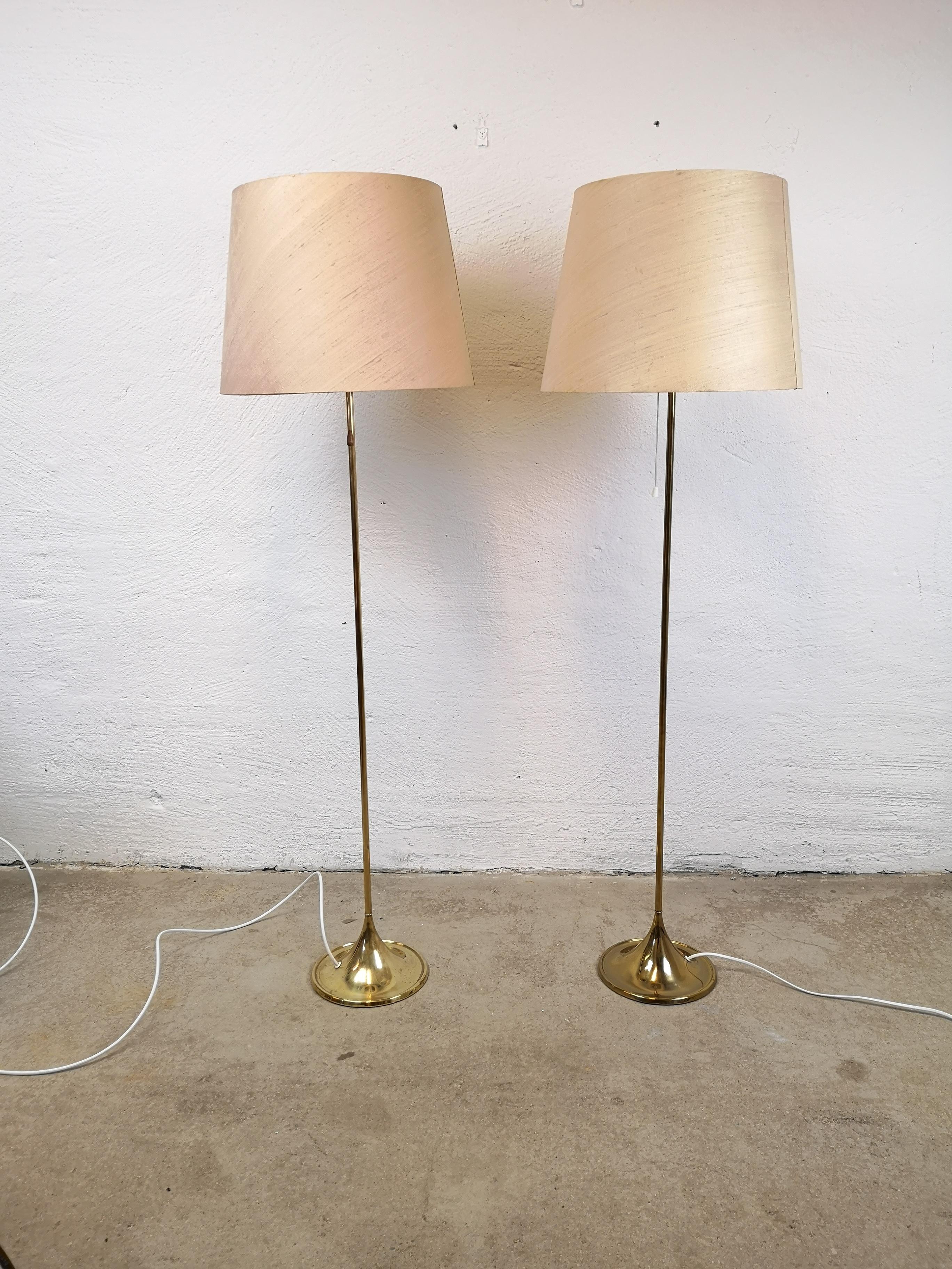 Wonderful design floor lamps from Bergboms Sweden. Made in brass and cast iron. They where made in the 1960 and have a nice shaped trumpet foot.

Good working condition, with some since of wear and stains to the brass.

Measures: H 133 cm x Dm