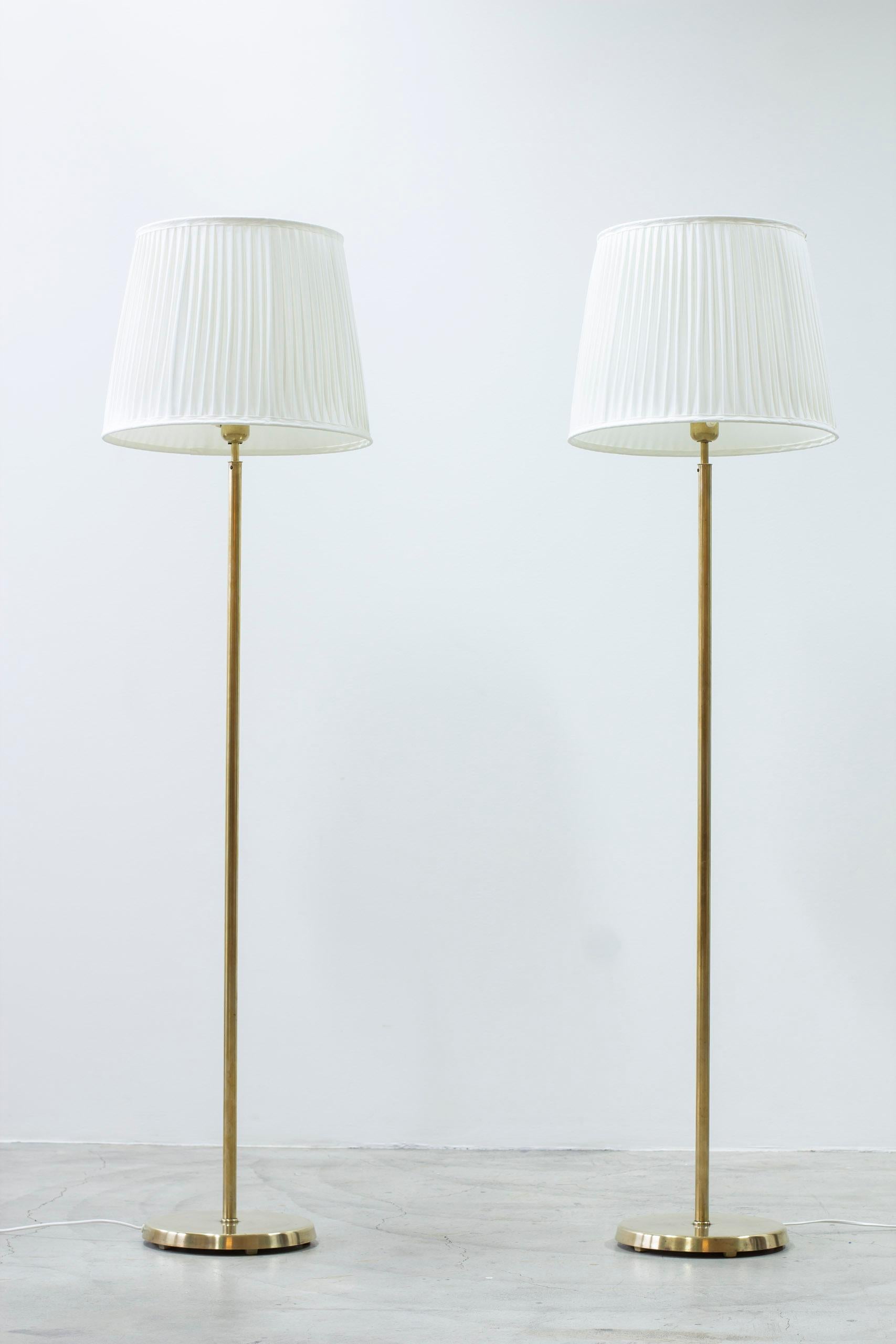 Scandinave moderne Paire de lampadaires en laiton par ASEA Belysning, Suède, années 1950 en vente