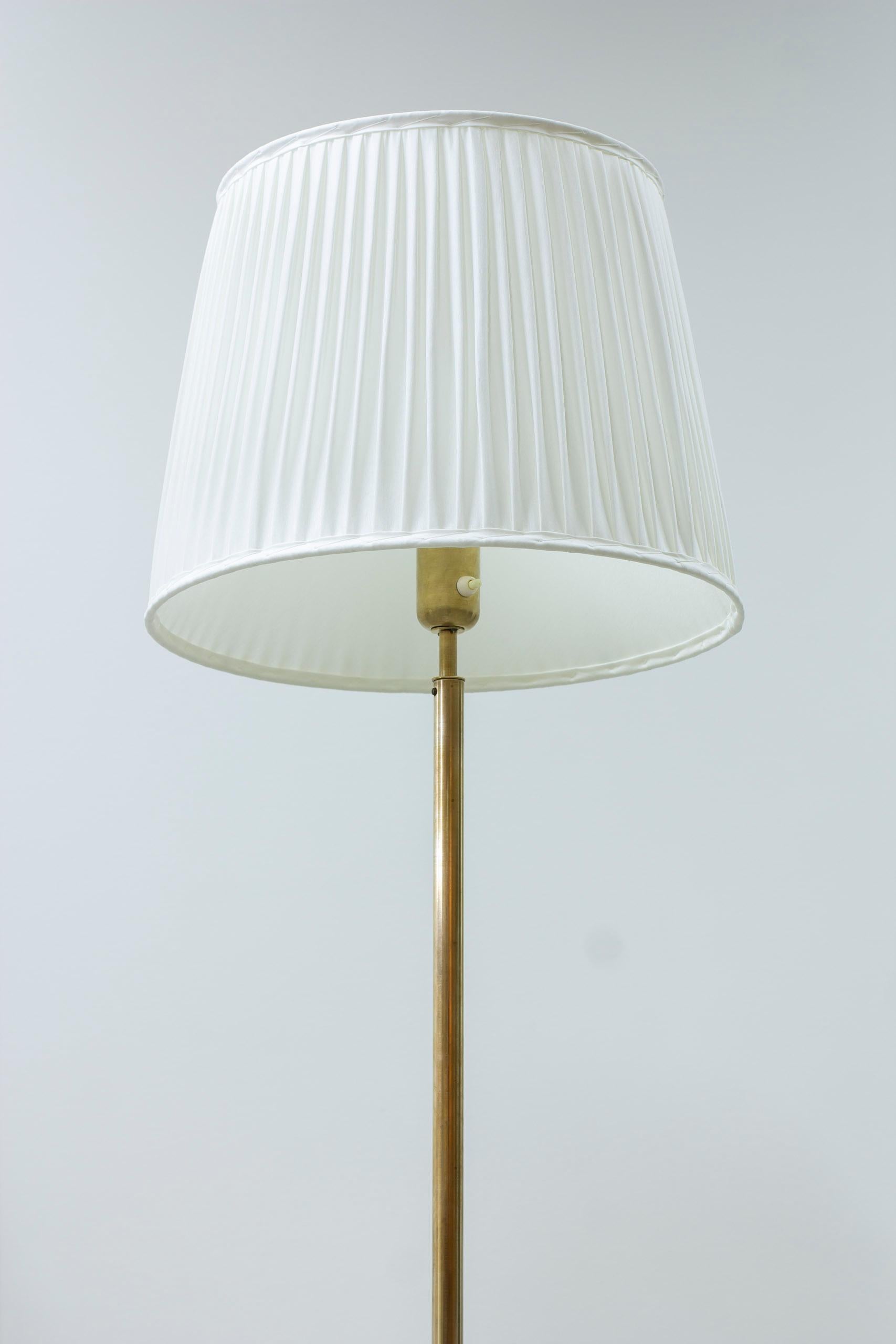 Suédois Paire de lampadaires en laiton par ASEA Belysning, Suède, années 1950 en vente