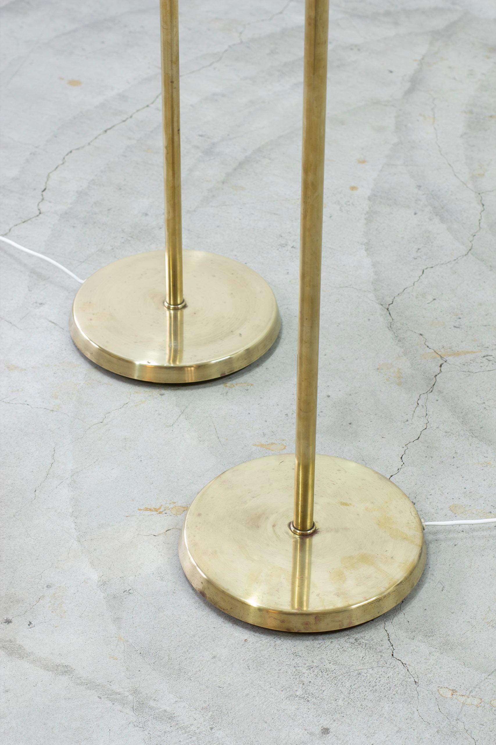Milieu du XXe siècle Paire de lampadaires en laiton par ASEA Belysning, Suède, années 1950 en vente