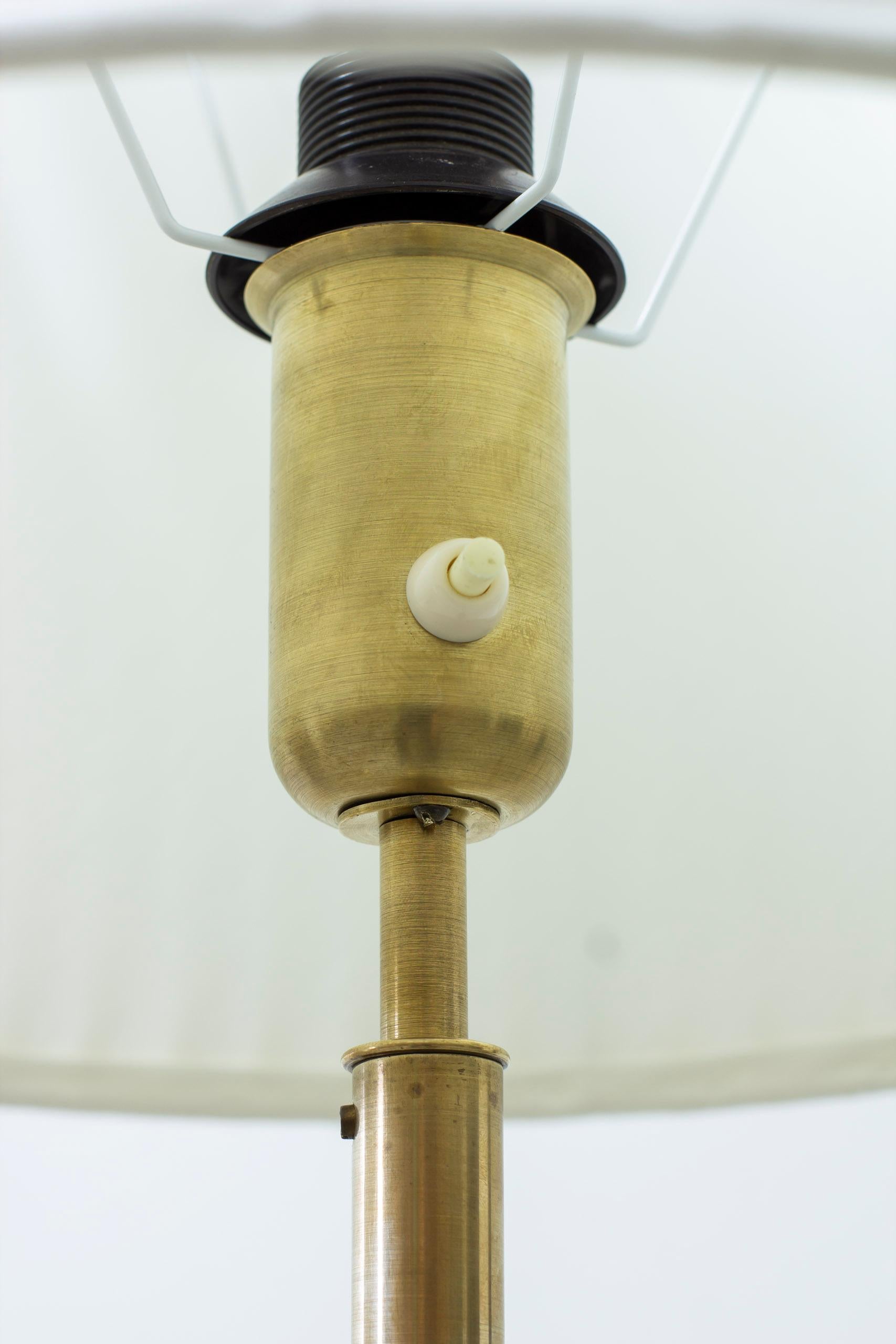Laiton Paire de lampadaires en laiton par ASEA Belysning, Suède, années 1950 en vente