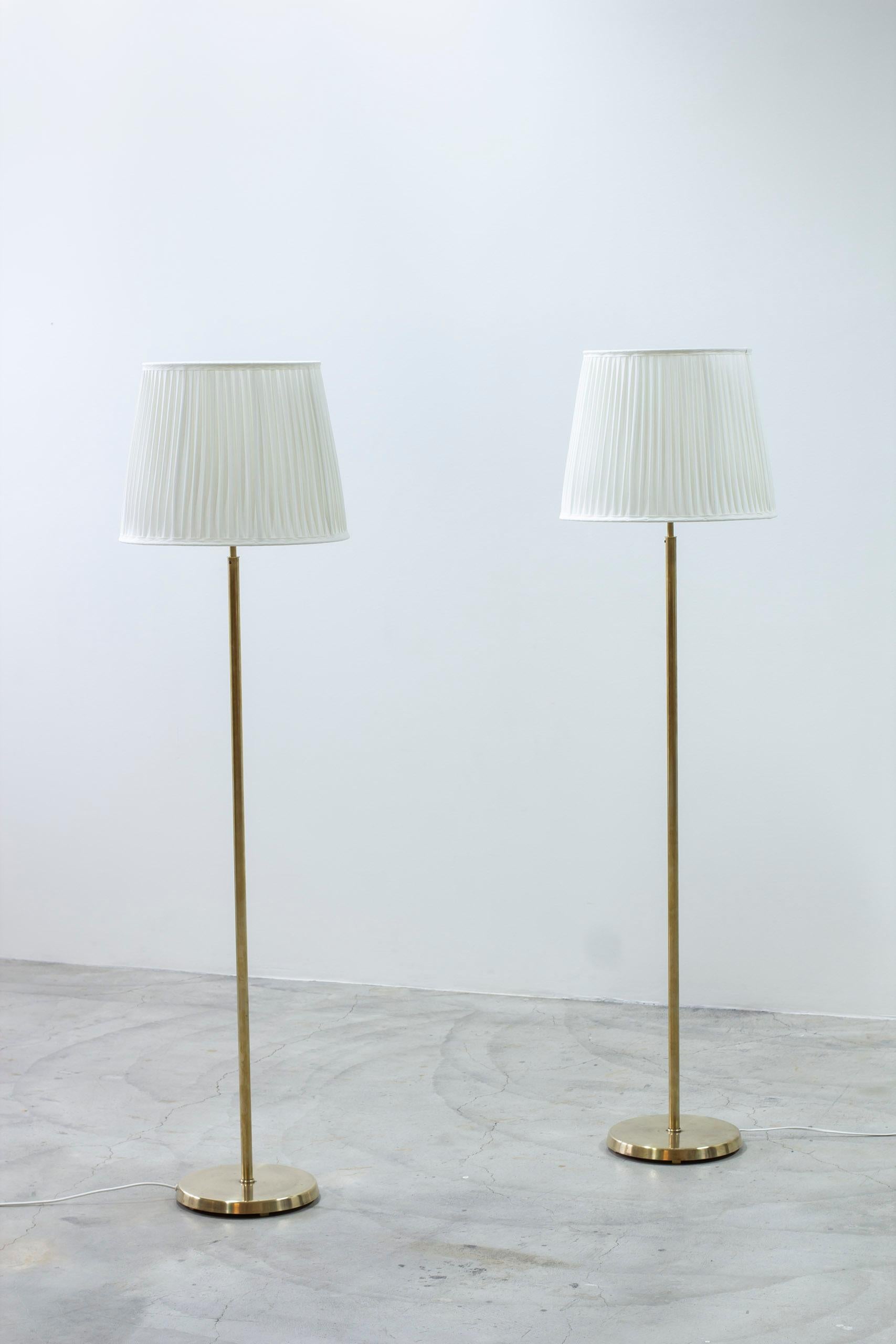 Paire de lampadaires en laiton par ASEA Belysning, Suède, années 1950 en vente 1
