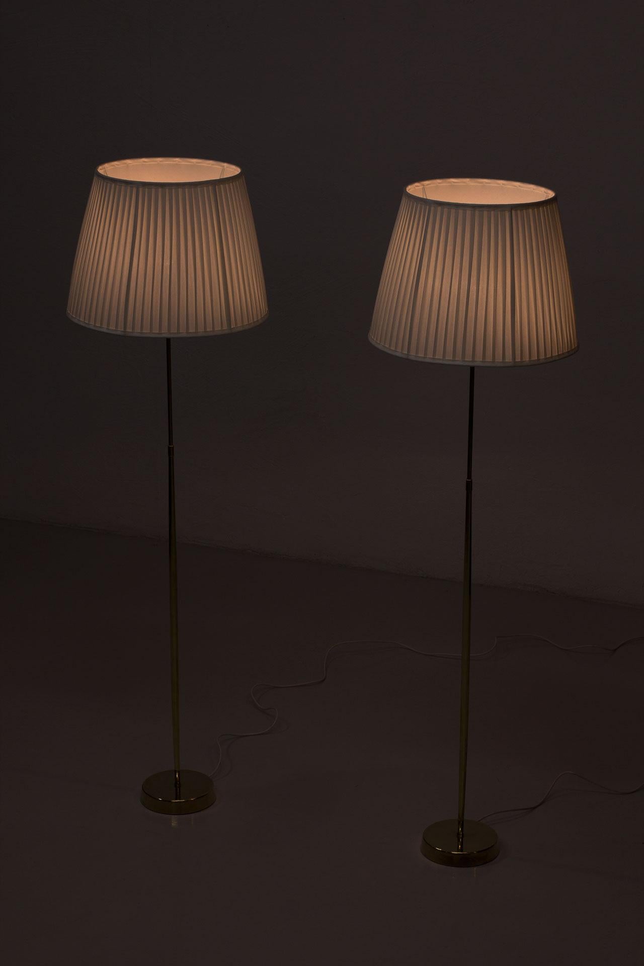 Stehlampen aus Messing von ASEA Belysning, Schweden, 1950er Jahre, Paar im Angebot 1