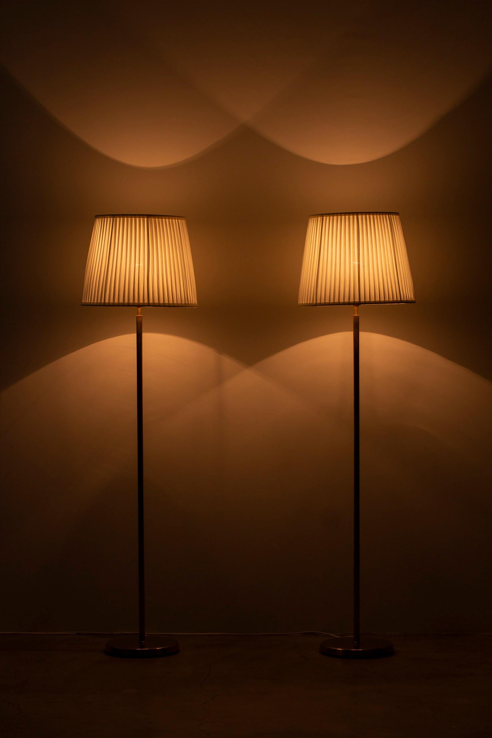 Paire de lampadaires en laiton par ASEA Belysning, Suède, années 1950 en vente 2